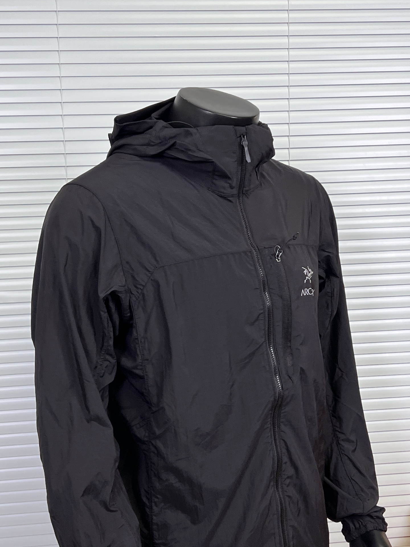 工厂 (支持放店) Arcteryx/始祖鸟 SH/P32防晒衣 皮肤衣 3m反光Logo轻量防风轻薄款连帽防晒皮肤衣 男女同款 官网同步 防紫外线,透气,轻量,耐用,功能多样,防水,细节拉满 原版一致! lncendo系列连帽衣久经考验,是一件必不639可少的便携防风服,适合在炎热而多变的天气冒险活动时穿着,尼龙高度防风面料,虽轻薄但强度很大,具有超轻的极简结构! 防晒指数50+ 机能薄型夹克小冲锋衣皮肤衣防晒衣!男女同款可配情侣装! 颜色:黑色