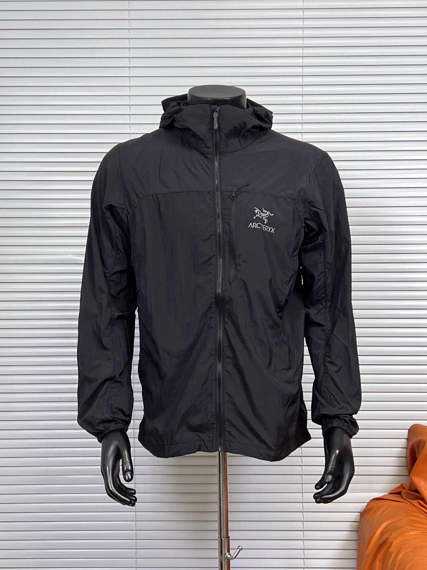 工厂 (支持放店) Arcteryx/始祖鸟 SH/P32防晒衣 皮肤衣 3m反光Logo轻量防风轻薄款连帽防晒皮肤衣 男女同款 官网同步 防紫外线,透气,轻量,耐用,功能多样,防水,细节拉满 原版一致! lncendo系列连帽衣久经考验,是一件必不639可少的便携防风服,适合在炎热而多变的天气冒险活动时穿着,尼龙高度防风面料,虽轻薄但强度很大,具有超轻的极简结构! 防晒指数50+ 机能薄型夹克小冲锋衣皮肤衣防晒衣!男女同款可配情侣装! 颜色:黑色