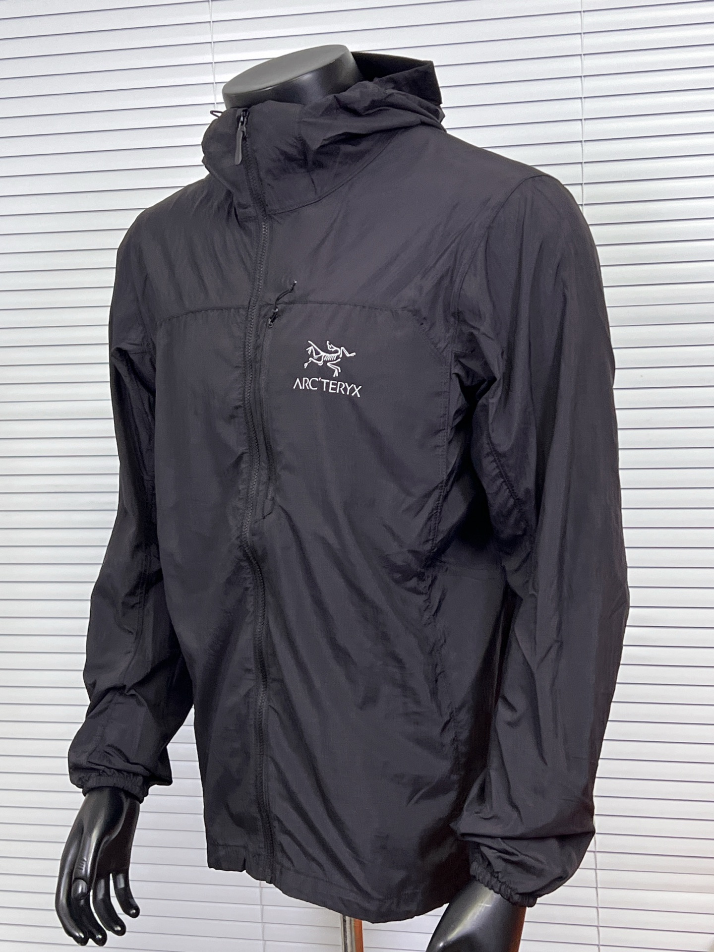 工厂 (支持放店) Arcteryx/始祖鸟 SH/P32防晒衣 皮肤衣 3m反光Logo轻量防风轻薄款连帽防晒皮肤衣 男女同款 官网同步 防紫外线,透气,轻量,耐用,功能多样,防水,细节拉满 原版一致! lncendo系列连帽衣久经考验,是一件必不639可少的便携防风服,适合在炎热而多变的天气冒险活动时穿着,尼龙高度防风面料,虽轻薄但强度很大,具有超轻的极简结构! 防晒指数50+ 机能薄型夹克小冲锋衣皮肤衣防晒衣!男女同款可配情侣装! 颜色:黑色