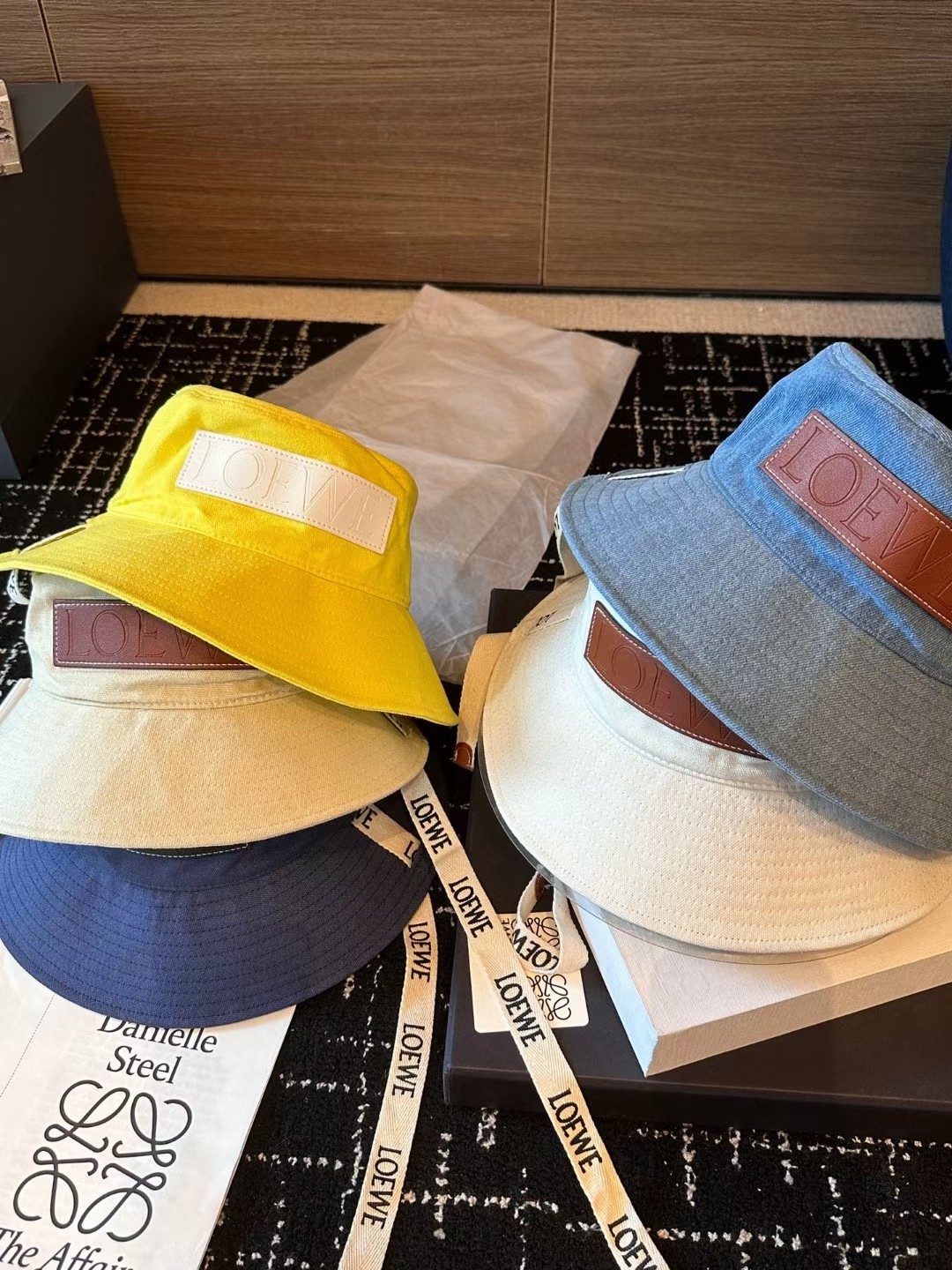 特 Loewe夏日渔夫合集 遮阳神器 每年都会出的经典帽型 两边的流苏自然垂落 是标志性的logo