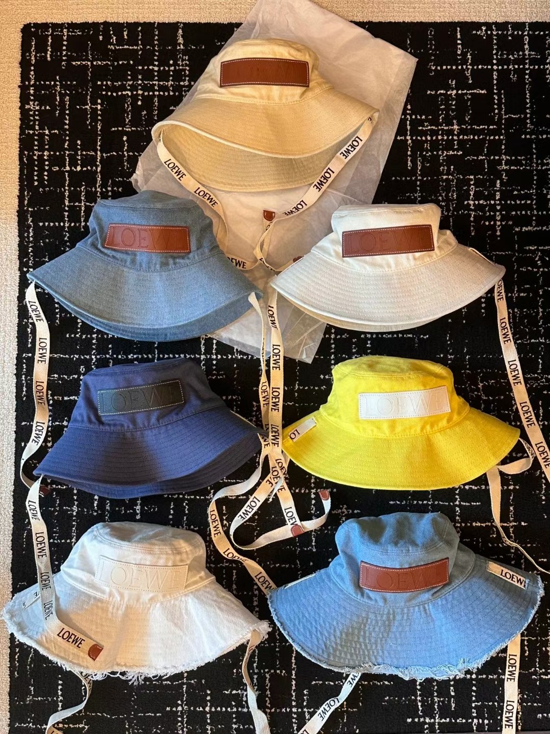 特 Loewe磨边 夏日渔夫合集 遮阳神器 每年都会出的经典帽型 两边的流苏自然垂落 是标志性的logo