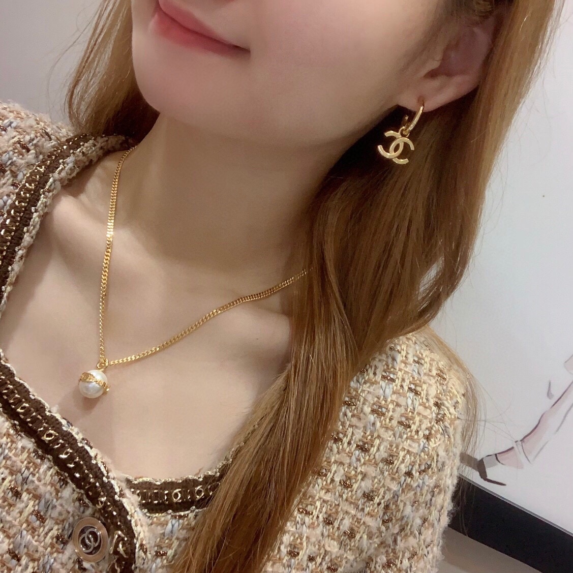 NO:101483,Ch@nel New 24c earrings combined with glossy double C brass hardware instantly become a retro fashion accessory. The earrings are simple, versatile and fashionable!  , Chanel earrings19860909Ch@nel 新款24c耳环 结合光面双c黄铜五金瞬间成为复古的时尚配饰,耳圈搭配简约百搭又时尚！,香奈儿耳钉,chanel,earrings,Jewelry