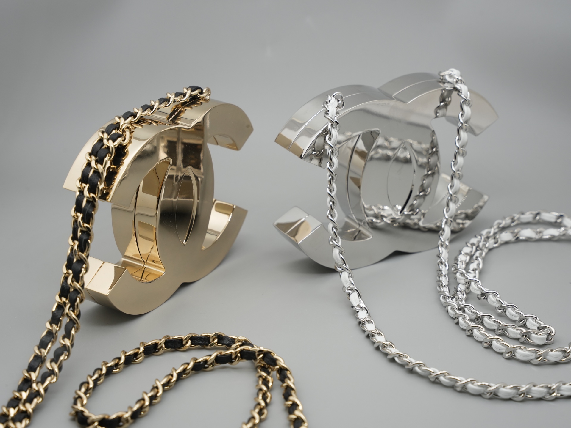 NO:631463,@ New long necklace, super heavy-duty, made of gold/silver with the letter double C, combined with glossy hardware. The braided chain is retro and elegant.,,necklace, Cartier high-end jewelry19860909@ 新款长项链 超级重工,以金色/银色搭配字母双c,结合光面五金.编织链条复古又显优雅.,,necklace,卡迪亚高端饰品,Jewelry