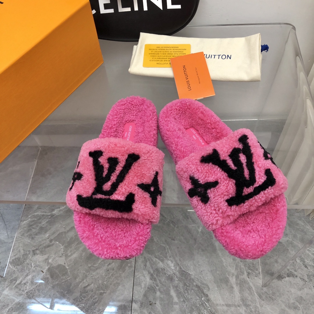 NO:174148,Two-color version 2025-Upgraded large sole thick sole version L*V wool slippers top quality pure fur integrated lamb wool! Mi is super warm, and it feels like stepping on the clouds and is decorated with classic old-fashioned flowers, exquisite and high-end! Let the price of this pair of hair increase sharply! The sole is a new version of the foam sole with genuine leather edges, which is very easy to wear without slipping, and has excellent comfort! Size 35-42, fur shoes, slippers19860909双色版2025- 升级大底厚底版 L*V羊毛拖鞋頂级品质纯皮毛一体羔羊毛打造！米超温暖的感觉,穿上仿佛踩在云朵上经典老花装饰,精致高级！让这双毛拖身价陡增！鞋底是新版发泡底搭配真皮沿条,非常好穿不打滑,舒适度极佳！码数35-42,毛毛鞋,slippers,Women's Shoes