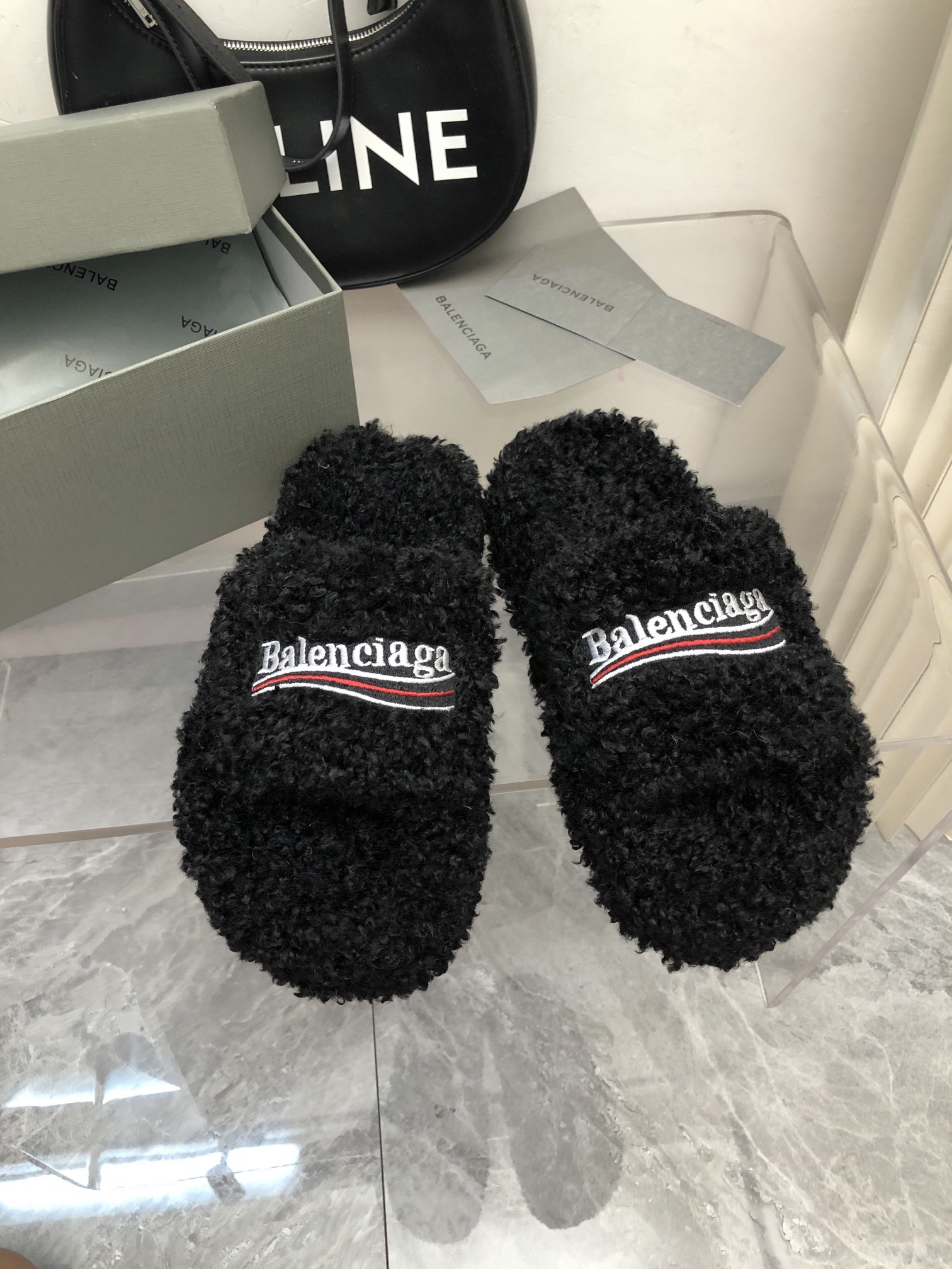 NO:166021,2025- balenciaga fw25 new arrival-~ Paris 2025 autumn and winter thick-soled fur slippers are fashionable and decisive items, the sole increases to 5cm, and the hair pulls are still less incredibly. size 35-41, fur shoes, balenciaga, slippers198609092025- balenciaga fw25 new arrival-～ 巴黎2025秋冬厚底毛拖鞋 本身就是时髦决绝子单品,鞋底增高到5cm 妙变长腿的毛拖还是少 size 35-41,毛毛鞋,balenciaga,slippers,Women's Shoes