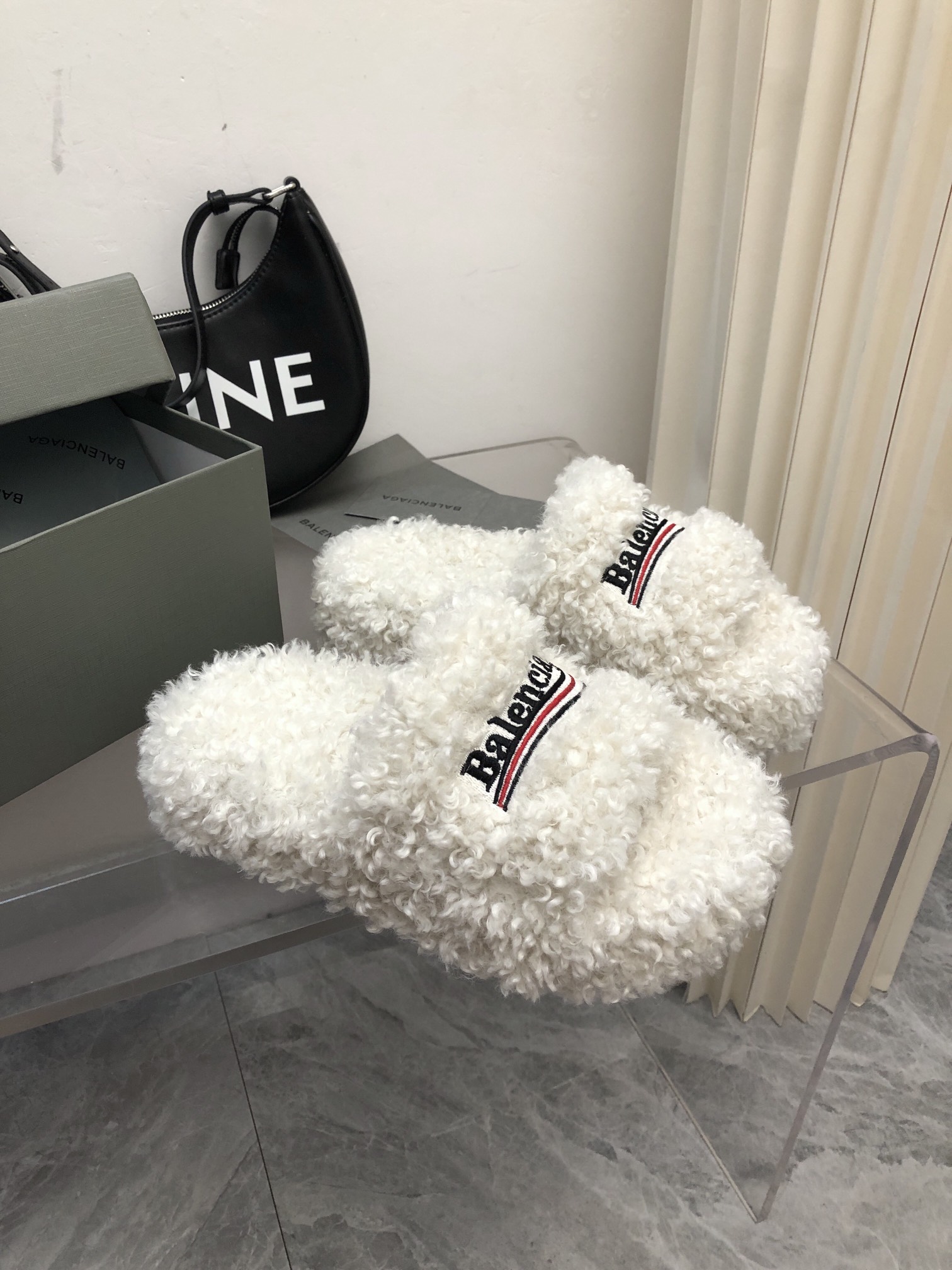 NO:421794,fw225 new arrival-~ Paris thick sole fur slippers are a fashionable and decisive item, the sole is increased to 5cm, and the hair pulls are less wonderfully changed to long legs. size 35-41 2025, fur shoes, slippers19860909fw225 new arrival-～ 巴黎厚底毛拖鞋 本身就是时髦决绝子单品,鞋底增高到5cm 妙变长腿的毛拖还是少 size 35-41 2025,毛毛鞋,slippers,Women's Shoes