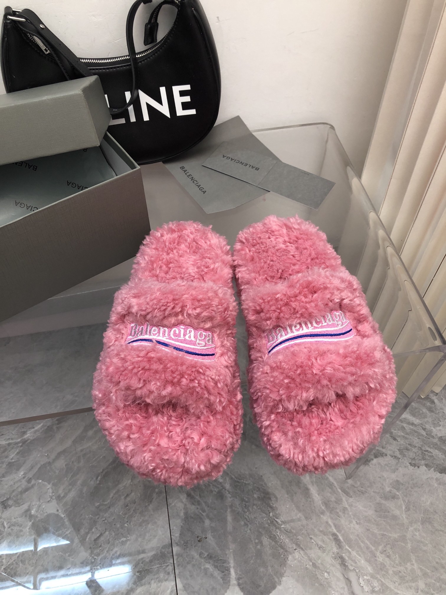 NO:421801,fw25 new arrival-~ Paris thick sole fur slippers are a fashionable and decisive item, with the sole increasing to 5cm. The hair pulls are still less for long legs. size 35-41 2025, fur shoes, slippers19860909fw25 new arrival-～ 巴黎厚底毛拖鞋 本身就是时髦决绝子单品,鞋底增高到5cm 妙变长腿的毛拖还是少 size 35-41 2025,毛毛鞋,slippers,Women's Shoes