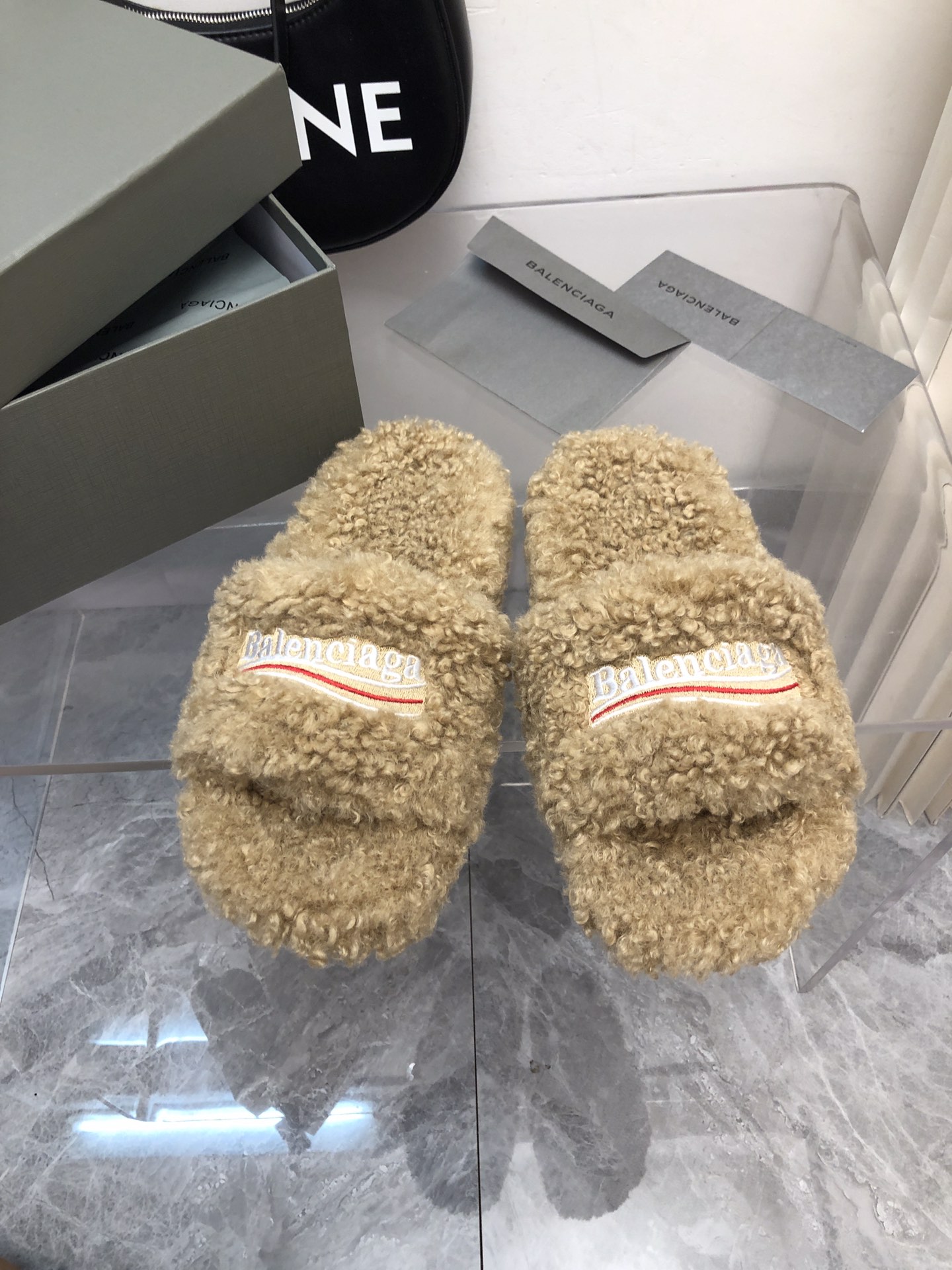 NO:466388,New couple thick-soled cotton drag Coke embroidered twill frosted cotton slippers Top version super popular Balenciaga wool drag Couple size Fashion bloggers and European and American celebrities love each other A must-have for winter, fashionable but not overly ostentatious show details Twill knitted wool on the upper, especially fluffy, especially comfortable feet, exquisite hand-sewing threading, embroidery logo full of high-end feeling, original natural rubber non-slip wear-resistant sole, with the latest original packaging for the counter, size 35-45, men and women, 2025, fur shoes slippers, balenciaga, slippers19860909新款情侣厚底棉拖 可乐刺绣斜纹磨毛棉布面拖鞋 顶级版本超火巴黎世家毛拖 情侣尺码 时装博主与欧美明星大爱款 冬季必备款 时尚却不过分张扬 show details 鞋面斜纹针织毛 特别的蓬松 脚感特别舒服 精致的手工缝纫走线 刺绣logo高级感满满 原版天然橡胶防滑耐磨底 配专柜最新原包装 码数35-45 男女尺码 2025,毛毛鞋拖鞋,balenciaga,slippers,Women's Shoes