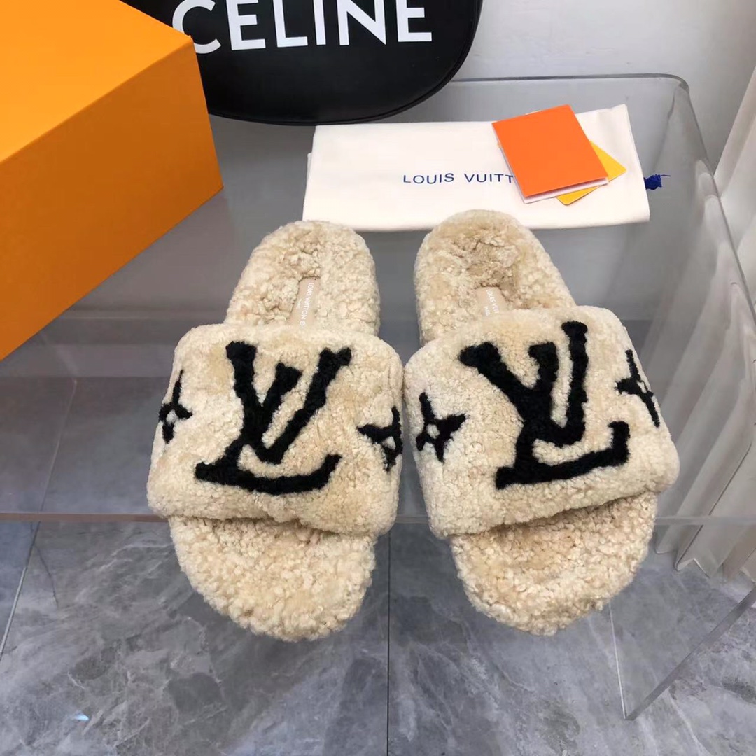 NO:174166,Spot 2025- 25 new color wool slippers top quality pure fur integrated lamb wool! Mi is super warm, and it feels like stepping on the clouds and is decorated with classic old-fashioned flowers, exquisite and high-end! Let the price of this pair of hair increase sharply! The sole is an anti-slip rubber sole from the original mold, which is very easy to wear and does not slip. The sole has a certain thickness and is extremely comfortable! Size 35-42, fur shoes, slippers19860909现货2025- 25新色羊毛拖鞋頂级品质纯皮毛一体羔羊毛打造！米超温暖的感觉,穿上仿佛踩在云朵上经典老花装饰,精致高级！让这双毛拖身价陡增！鞋底是原版开模的防滑橡胶大底,非常好穿不打滑,而且鞋底有一定厚度,舒适度极佳！码数35-42,毛毛鞋,slippers,Women's Shoes