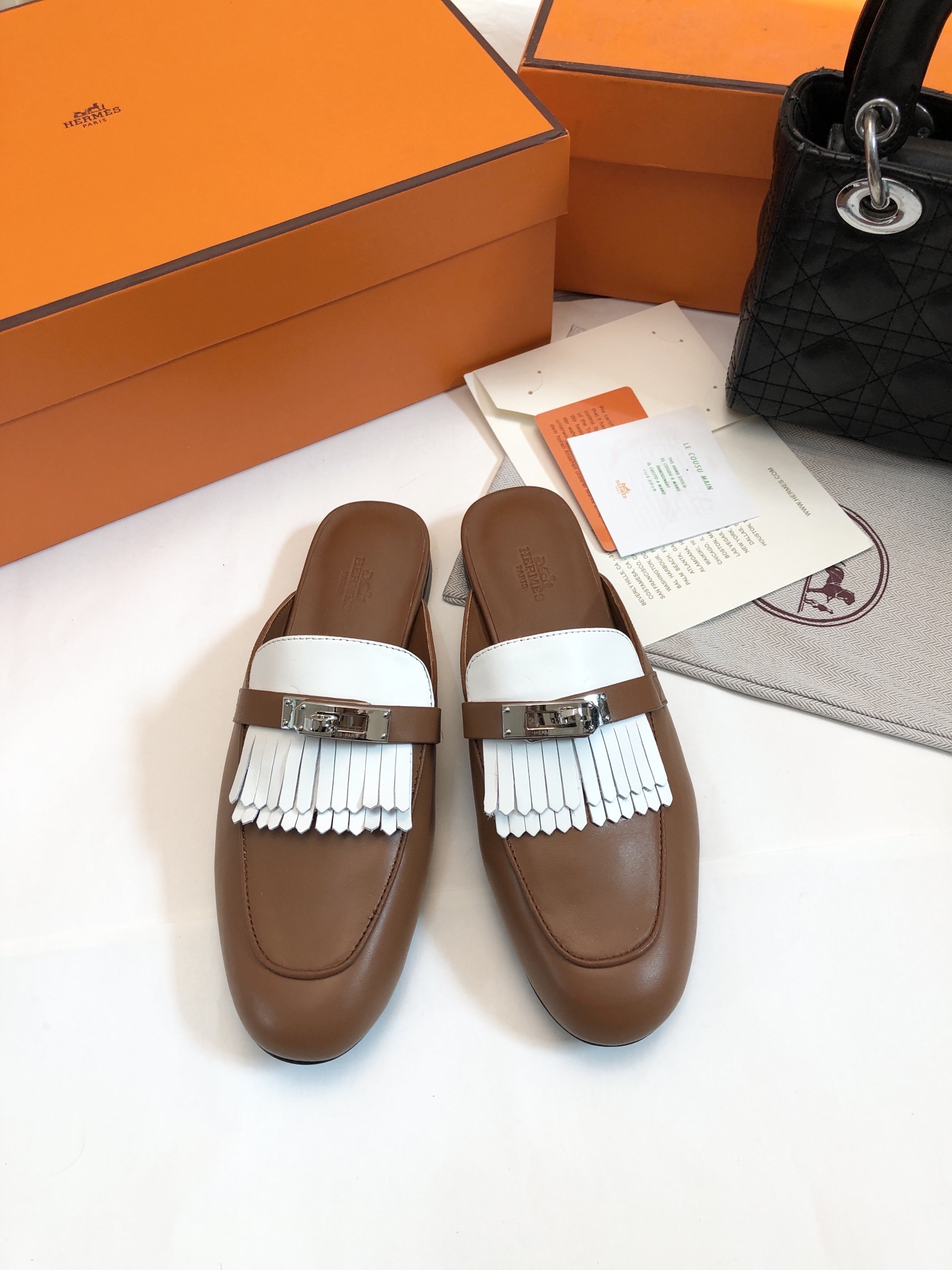 NO:170298,2025- Herme* H family classic kelly muller half slippers tassel style. The craftsmanship details are too tested. This model has been developed for half a year. Whether in terms of weight or foot feeling, it is really the same as zp. Custom imported calfskin footbed sheepskin Italian leather outsole Size35-41, semi-torque, hermes, slippers, cowhide, sheepskin, Leather soles198609092025- Herme* H家经典kelly穆勒半拖鞋流苏款 太考验工艺细节了这款真的足足开发了半年,无论从重量,还是脚感,各方面真的跟zp一摸一样 鞋面订制进口小牛皮 垫脚羊皮 意大利真皮大底 Size35-41,半拖,hermes,slippers,cowhide,sheepskin,Leather soles,Women's Shoes