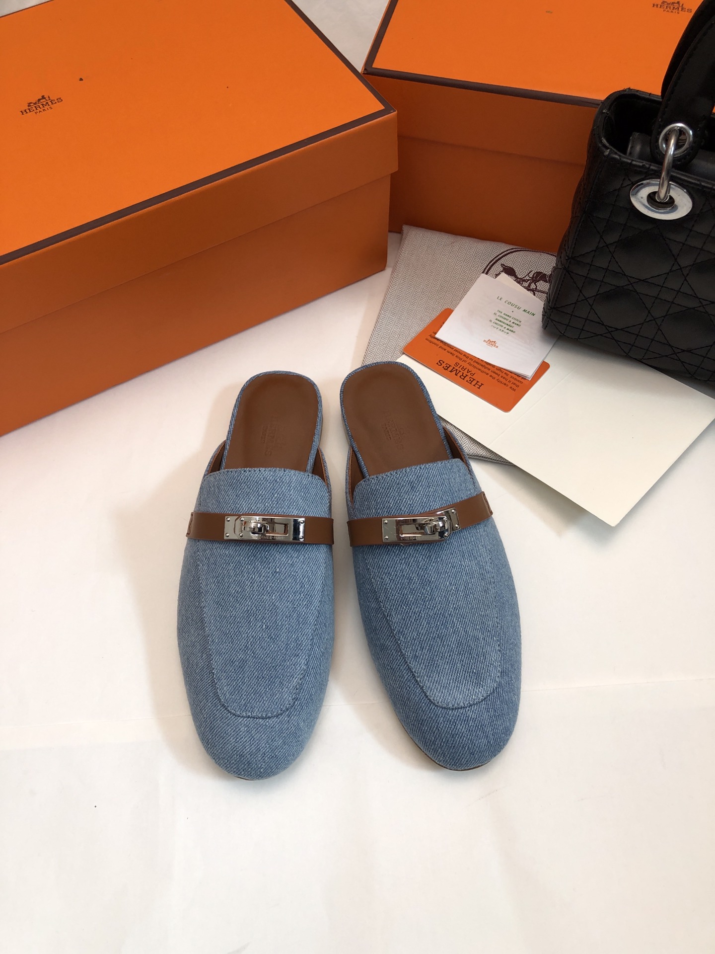 NO:174127,2025- New colors continue Herme* H family classic kelly muller half slippers. The craftsmanship details are too tested. This model has been developed for half a year. Whether in terms of weight or foot feeling, it is really the same as zp. Custom imported calfskin footbed sheepskin Italian leather sole Size35-41 Special requirements Gold buckle Silver buckle Order Notes, semi-torch, hermes, slippers, cowhide, sheepskin, Leather soles198609092025- 新色不断 Herme* H家经典kelly穆勒半拖鞋 太考验工艺细节了这款真的足足开发了半年,无论从重量,还是脚感,各方面真的跟zp一摸一样 鞋面订制进口小牛皮 垫脚羊皮 意大利真皮大底 Size35-41 特殊要求金扣 银扣下单备注,半拖,hermes,slippers,cowhide,sheepskin,Leather soles,Women's Shoes