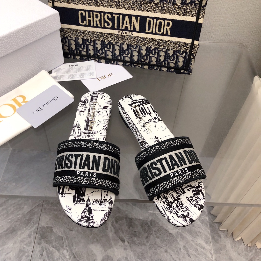 NO:167496,2025- No. 173 New jacquard embroidered sandals in early spring ♀ As D's main presbyterian embroidery series sandals, there are new colors every year and they are out of stock as soon as they are new. The embroidery design has a three-dimensional and exquisite feeling, simple and generous, and is not picky at all. It can be held on any occasion, making people love it. Exclusive customized letter three-dimensional embroidery upper, high-density electric embroidery technology, without any connection, overlap, perfect quality, and complex craftsmanship. Consistent with the original version, comfortable and soft, pay attention to discernment. Italian leather outsole Size35-40 (41 and 42 can be ordered without return and exchange) More than a dozen colors are available, slippers, dior, slippers, Leather soles198609092025- 173号花色 早春新款提花刺绣凉拖鞋♀  作为D家主打款老花刺绣系列凉拖,每年都会新色,一出新就立马断货,刺绣设计有立体感非常精致,简单大方,完全不挑人,任何场合都能hold住,让人爱不释手 独家订制字母立体刺绣鞋面,高密度电绣工艺,没有任何的连线、重合,完美品质,复杂工艺.与原版一致,舒适柔软,注意辨别.意大利真皮大底Size35-40（41、42可订不退换）十几种颜色可选,拖鞋,dior,slippers,Leather soles,Women's Shoes