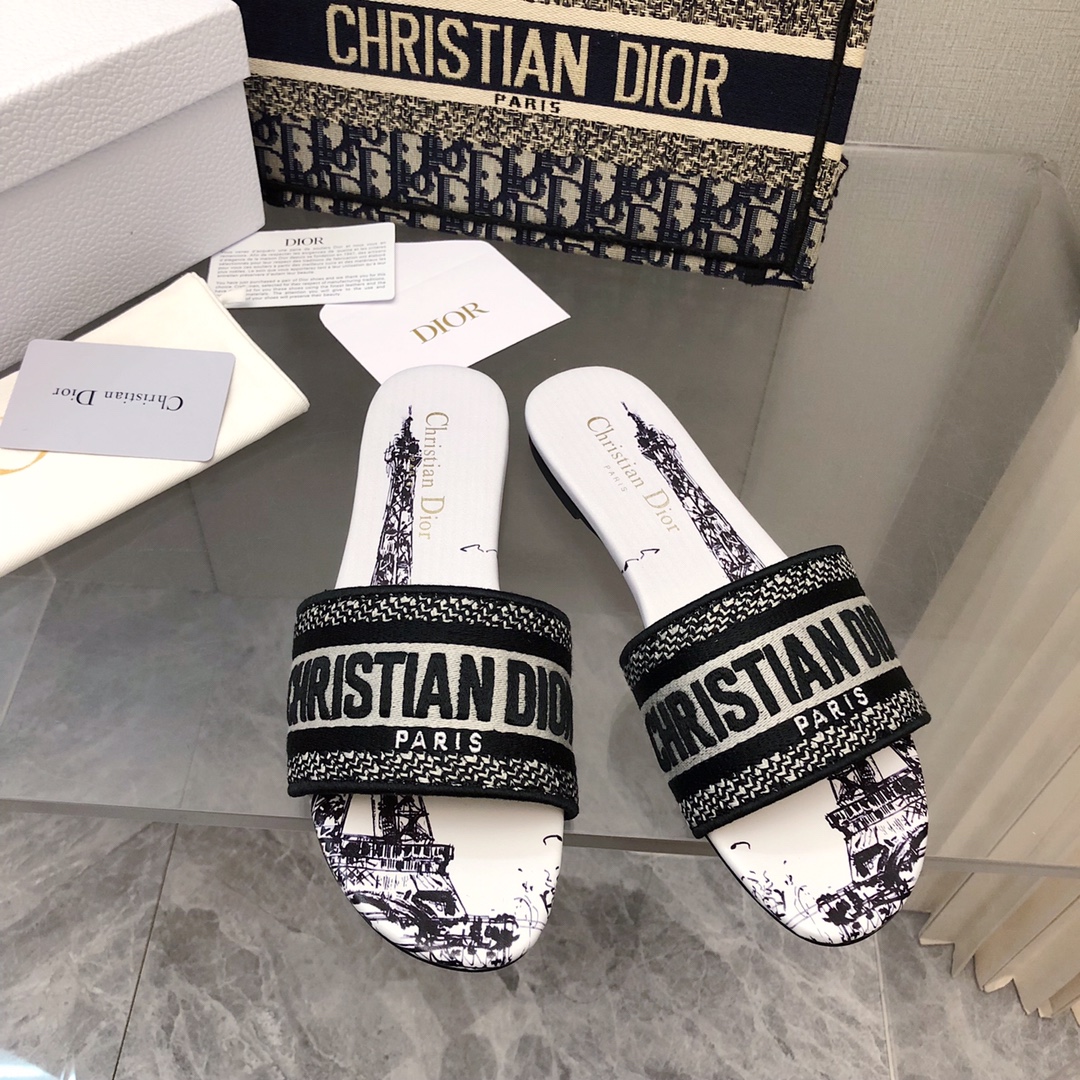 NO:167497,2025- No. 174 Colors, New Jacquard Embroidered Sandals in Early Spring, As the main style of D's presbyterian embroidery series sandals, there are new colors every year, and they are out of stock as soon as they are new. The embroidery design has a three-dimensional and exquisite feeling, simple and generous, and is not picky at all. It can be held on any occasion, making people love it. Exclusive customized letter three-dimensional embroidery upper, high-density electric embroidery technology, without any connection, overlap, perfect quality, and complex craftsmanship. Consistent with the original version, comfortable and soft, pay attention to discernment. Italian leather outsole Size35-40 (41 and 42 can be ordered without return and exchange) More than a dozen colors are available, slippers, dior, slippers, Leather soles198609092025- 174号花色 早春新款提花刺绣凉拖鞋♀  作为D家主打款老花刺绣系列凉拖,每年都会新色,一出新就立马断货,刺绣设计有立体感非常精致,简单大方,完全不挑人,任何场合都能hold住,让人爱不释手 独家订制字母立体刺绣鞋面,高密度电绣工艺,没有任何的连线、重合,完美品质,复杂工艺.与原版一致,舒适柔软,注意辨别.意大利真皮大底Size35-40（41、42可订不退换）十几种颜色可选,拖鞋,dior,slippers,Leather soles,Women's Shoes