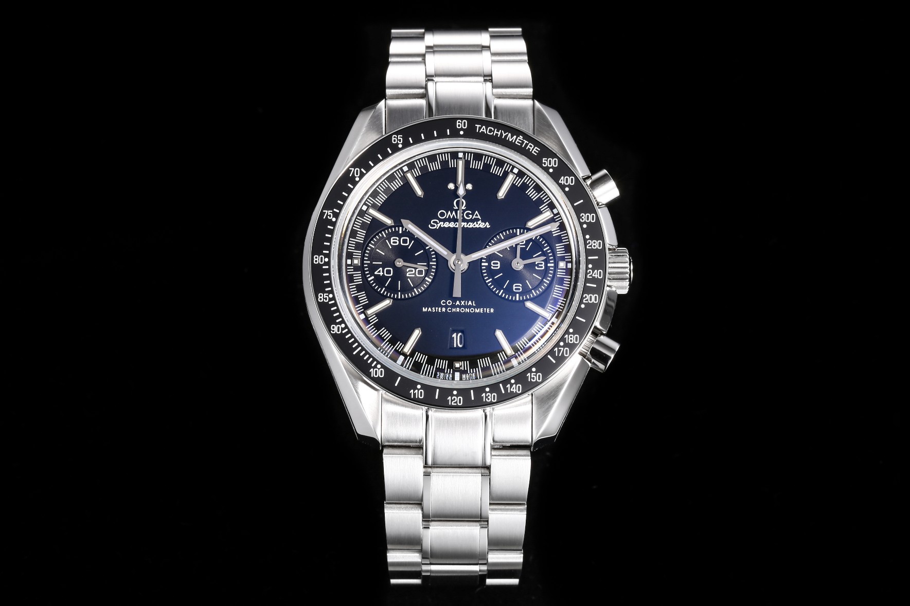 NO:389757,Omega Speedmaster Series Racing Chronograph 44.25mm Master Chronograph Model 329.30.44.51.01.001 In 1957, Omega launched the Speedmaster Series specially designed for racing, which is also known as the 'Racing dials Racing Dals'. The black panda disc, two small dials with black rings and a 6 o'clock position calendar window are integrated with the dial. The rhodium-plated needles and minute hands and white 18K gold arrow-shaped hour scale are covered with white Super-LumiNova luminous coating. The watch diameter is 44.25mm. Equipped with the Master Chronograph dual-T movement. The vibration frequency is 28,800 oscillations per hour. Power reserve is 60 hours. Steel case strap, arcuate double-sided anti-reflection and wear glass.  The perfect racing style makes people intoxicated at first glance, as if you are on the track to experience the passion brought by speed., omega19860909欧米茄超霸系列赛车计时腕表44.25毫米至臻天文台计时表 型号329.30.44.51.01.001 1957年,欧米茄推出专为赛车运动而设计的[Speedmaster超霸系列],这一设计也被称为“Racing dials赛车盘” 黑色熊猫盘,两个贴镶黑色圆环的小表盘以及6点钟位置日历窗口与表盘融合一体.镀铑针和分针以及白色18K金箭形小时刻度均覆以白色Super-LumiNova夜光涂层 表径44.25mm 搭载型至臻天文台双T机芯 振频28800每小时振荡次数 动力储存60小时 精钢表壳表带,弧拱形双面防反光抗磨损玻璃 妥妥的赛车风格,看一眼就让人沉醉,仿佛置身在赛道上体验速度带来的激情.,,omega,Watch