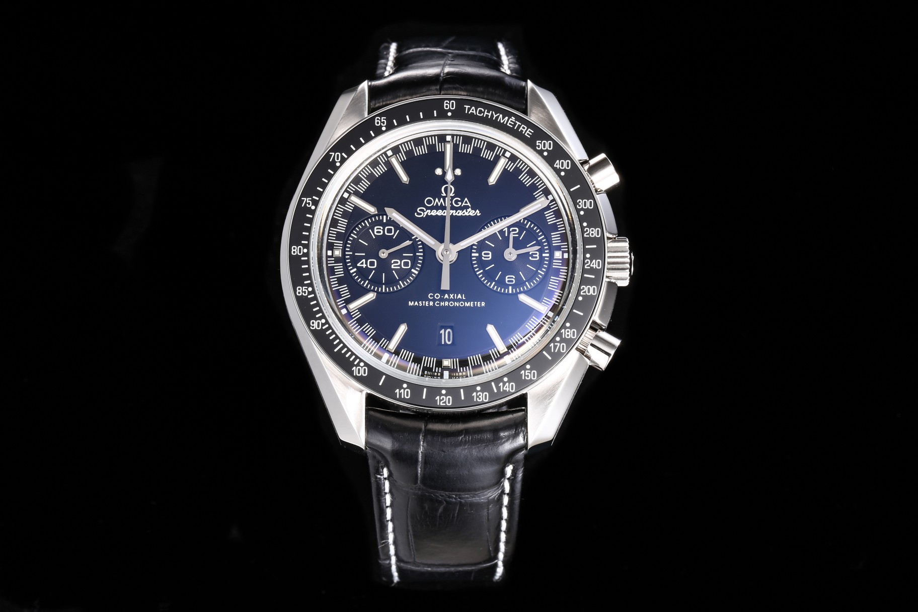 NO:389763,Omega Speedmaster Series Racing Chronograph 44.25mm Master Chronograph Model 329.33.44.51.01.001 In 1957, Omega launched the Speedmaster Series specially designed for racing, which is also known as the 'Racing dials Racing Dals'. The black panda disc, two small dials with black rings and a 6 o'clock position calendar window are integrated with the dial. The rhodium-plated needles and minute hands and white 18K gold arrow-shaped hour scale are covered with white Super-LumiNova luminous coating. The diameter is 44.25mm. Equipped with the Master Chronograph dual-T movement. The vibration frequency is 28,800 oscillations per hour. Power reserve is 60 hours. Steel case strap, arcuate double-sided anti-reflection and wear glass.  The perfect racing style makes people intoxicated at first glance, as if you are on the track to experience the passion brought by speed., omega19860909欧米茄超霸系列赛车计时腕表44.25毫米至臻天文台计时表 型号329.33.44.51.01.001 1957年,欧米茄推出专为赛车运动而设计的[Speedmaster超霸系列],这一设计也被称为“Racing dials赛车盘” 黑色熊猫盘,两个贴镶黑色圆环的小表盘以及6点钟位置日历窗口与表盘融合一体.镀铑针和分针以及白色18K金箭形小时刻度均覆以白色Super-LumiNova夜光涂层 表径44.25mm 搭载型至臻天文台双T机芯 振频28800每小时振荡次数 动力储存60小时 精钢表壳表带,弧拱形双面防反光抗磨损玻璃 妥妥的赛车风格,看一眼就让人沉醉,仿佛置身在赛道上体验速度带来的激情.,,omega,Watch