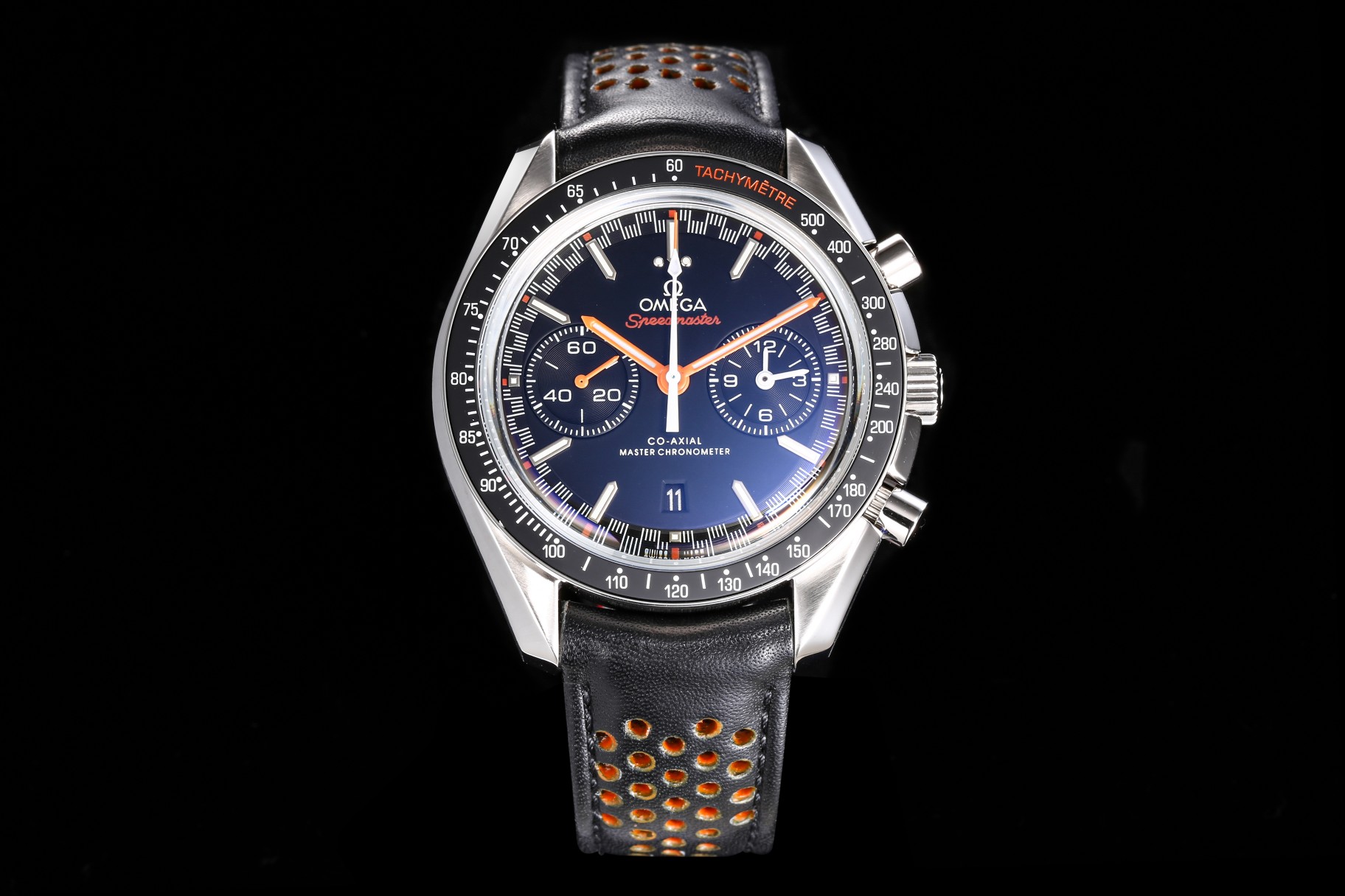 NO:389721,Omega Speedmaster Series Racing Chronograph 44.25mm Master Chronograph Model 329.32.44.51.01.001 In 1957, Omega launched the Speedmaster Series specially designed for racing, which is also known as the 'Racing dials Racing Dals'. The matte black panda disc, orange and white lacquered hands and white 18K gold arrow-shaped hour markers are covered with white Super-LumiNova luminous coating, with one end embellished with orange logo. The watch diameter is 44.25mm Equipped with the Master Chronograph dual-T movement, vibration frequency 28,800 oscillations per hour, power reserve 60 hours, stainless steel case strap, arcuate double-sided anti-reflection and wear glass  The perfect racing style makes people intoxicated at first glance, as if you are on the track to experience the passion brought by speed., omega19860909欧米茄超霸系列赛车计时腕表44.25毫米至臻天文台计时表 型号329.32.44.51.01.001 1957年,欧米茄推出专为赛车运动而设计的[Speedmaster超霸系列],这一设计也被称为“Racing dials赛车盘” 哑光黑色熊猫盘,橙色和白色亮漆指针及白色18K金箭形小时刻度均覆以白色Super-LumiNova夜光涂层,一端以橙色标志进行点缀. 表径44.25mm 搭载型至臻天文台双T机芯 振频28800每小时振荡次数 动力储存60小时 精钢表壳表带,弧拱形双面防反光抗磨损玻璃 妥妥的赛车风格,看一眼就让人沉醉,仿佛置身在赛道上体验速度带来的激情.,,omega,Watch