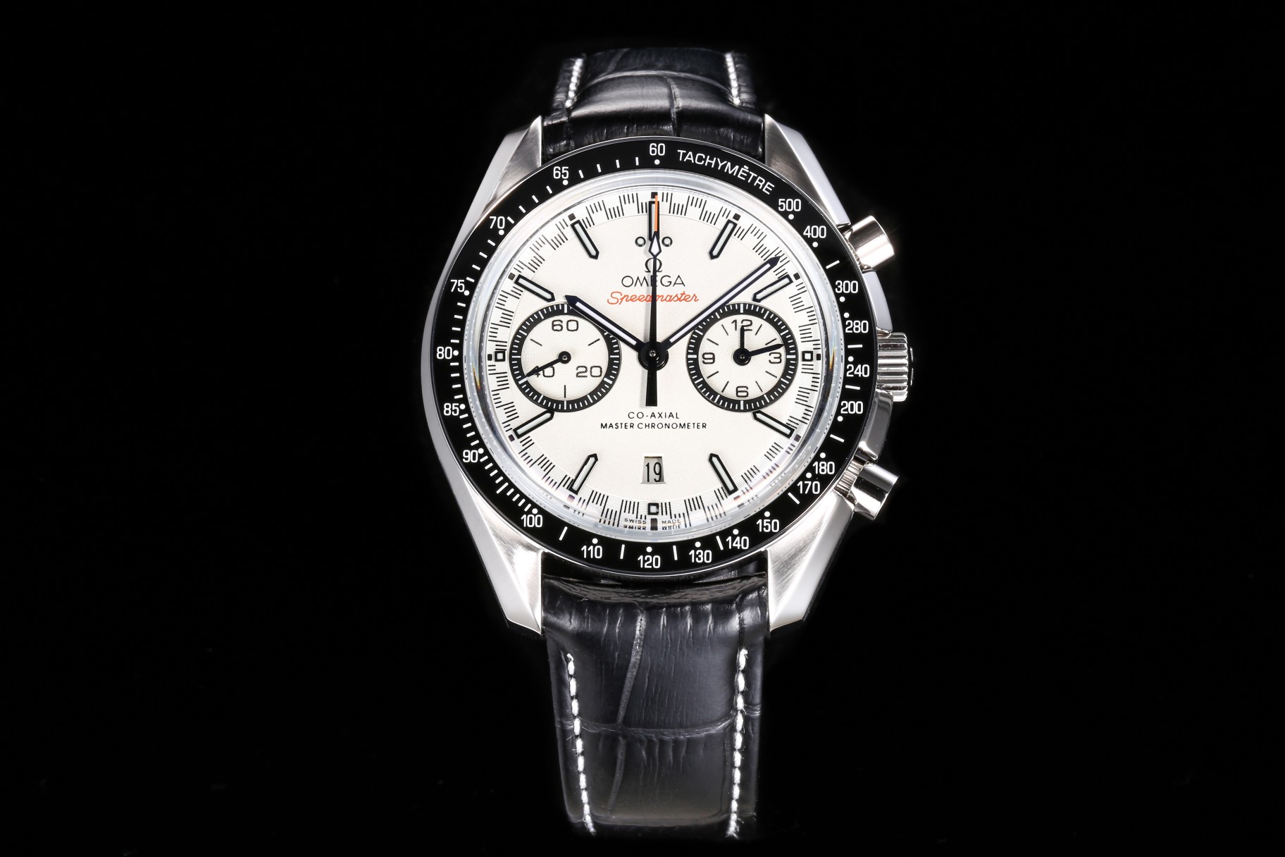 NO:389732,Omega Speedmaster Series Racing Chronograph 44.25mm Master Chronograph Model 329.33.44.51.04.001 In 1957, Omega launched the [Speedmaster Series] designed for racing, which is also known as the 'Racing dials Racing Dals'. The white matte dial has a unique racing style minute circle. The black ceramic outer ring is filled with a test scale with white enamel. The diameter is 44.25mm. The Master Chronograph double T movement is equipped with a vibration frequency of 28,800 oscillations per hour. The power reserve is 60 hours. The stainless steel case strap, arcuate double-sided anti-reflection and wear-resistant glass. The black and white color is eye-catching and classic. Some people call this design 'Panda Dal'.,,omega19860909欧米茄超霸系列赛车计时腕表44.25毫米至臻天文台计时表 型号329.33.44.51.04.001 1957年,欧米茄推出专为赛车运动而设计的[Speedmaster超霸系列],这一设计也被称为“Racing dials赛车盘” 白色磨砂表盘,带有别具一格的赛车风格分钟圈.黑色陶瓷外圈,以白色珐琅填充测试刻度 表径44.25mm 搭载型至臻天文台双T机芯 振频28800每小时振荡次数 动力储存60小时 精钢表壳表带,弧拱形双面防反光抗磨损玻璃 黑白配色亮眼且经典,有人称这种设计为《熊猫盘》.,,omega,Watch