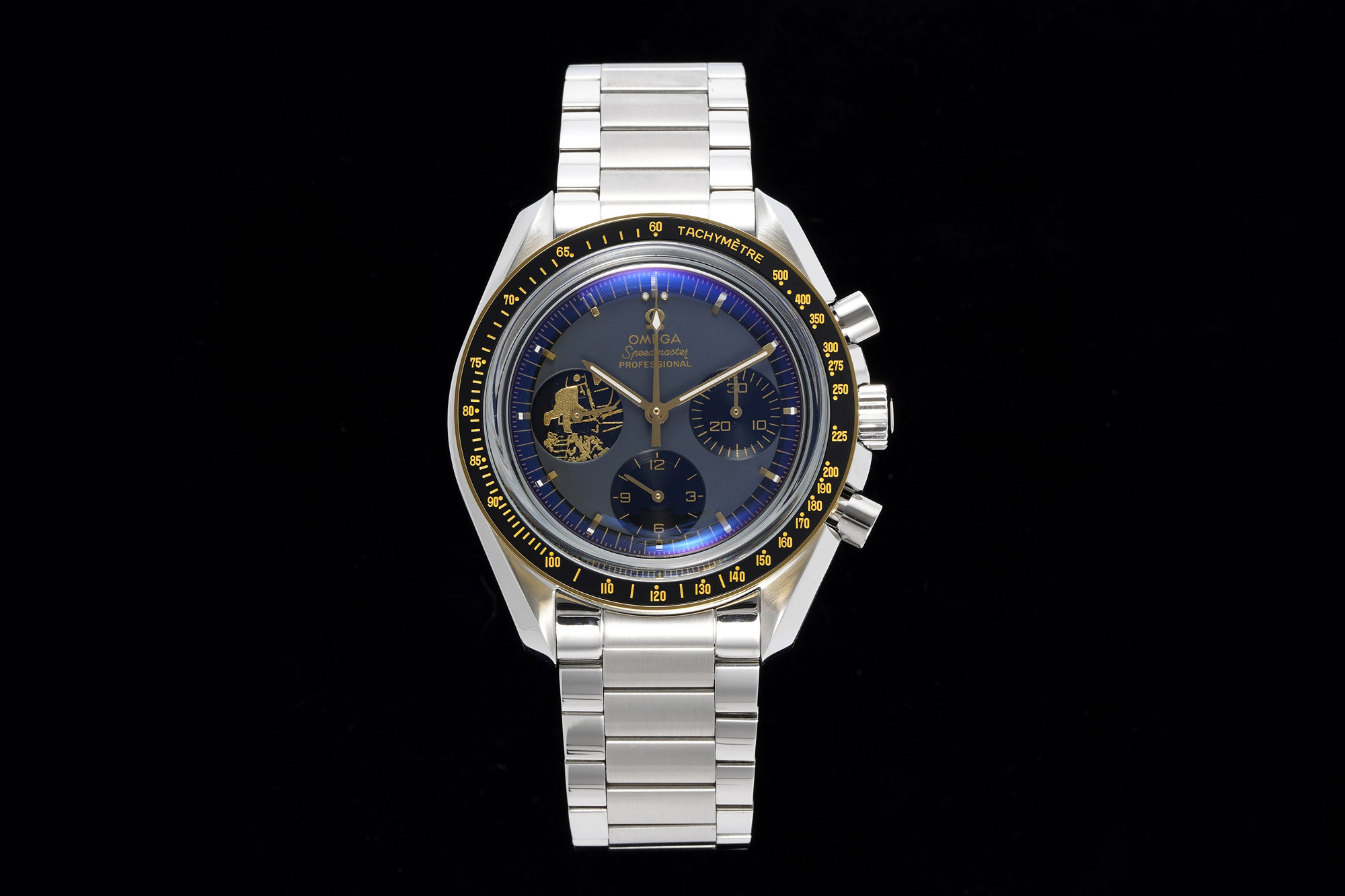 NO:389746,Omega Speedmaster Series .20.42.50.01.001 Apollo 11 is domineering [Professional Moon Watch] [Case] ​​The back of the case adopts NAIAD locking technology to ensure that the engraved text is always in the correct position. The badge under the sapphire glass watch is laser engraved with astronaut Armstrong's moon footprints. [Dial] The 18K gold electroplated number '11'. The 9 o'clock position has been blackened and laser technology is used to carve the image of Buzz Aldrin stepping on the surface of the moon, which is very eye-catching. [Glass] with a pot lid sapphire crystal mirror [Steel belt] with a new three-bead steel belt is more fashionable and comfortable to wear, and the buckle logo  More retro style. The case size is 42mm and the black ceramic bezel. The movement uses a classic manual winding chronograph movement (3861). It is considered complete after playing with the manual chronograph movement.,,omega19860909欧米茄超霸系列 .20.42.50.01.001 阿波罗11号霸气登场【专业月球表】【表壳】表壳背部采用NAIAD锁扣技术,确保雕刻文字始终保持正确的位置,而蓝宝石玻璃表背下的徽章采用激光雕刻出宇航员阿姆斯特朗的登月脚印,【表盘】 18K金电镀的数字“11”.9点钟位置经过黑化处理,采用激光技术雕刻出巴兹·奥尔德林踏上月球表面的影像,十分引人注目.【玻璃】搭配锅盖蓝宝石水晶镜面【钢带】搭配全新三珠钢带更加时髦佩戴更加舒适,表扣logo 更具复古气息.表壳尺寸42毫米搭配黑色陶瓷表圈,机芯采用经典手动上链计时机芯（3861）玩过手动计时机芯才算完整.,,omega,Watch