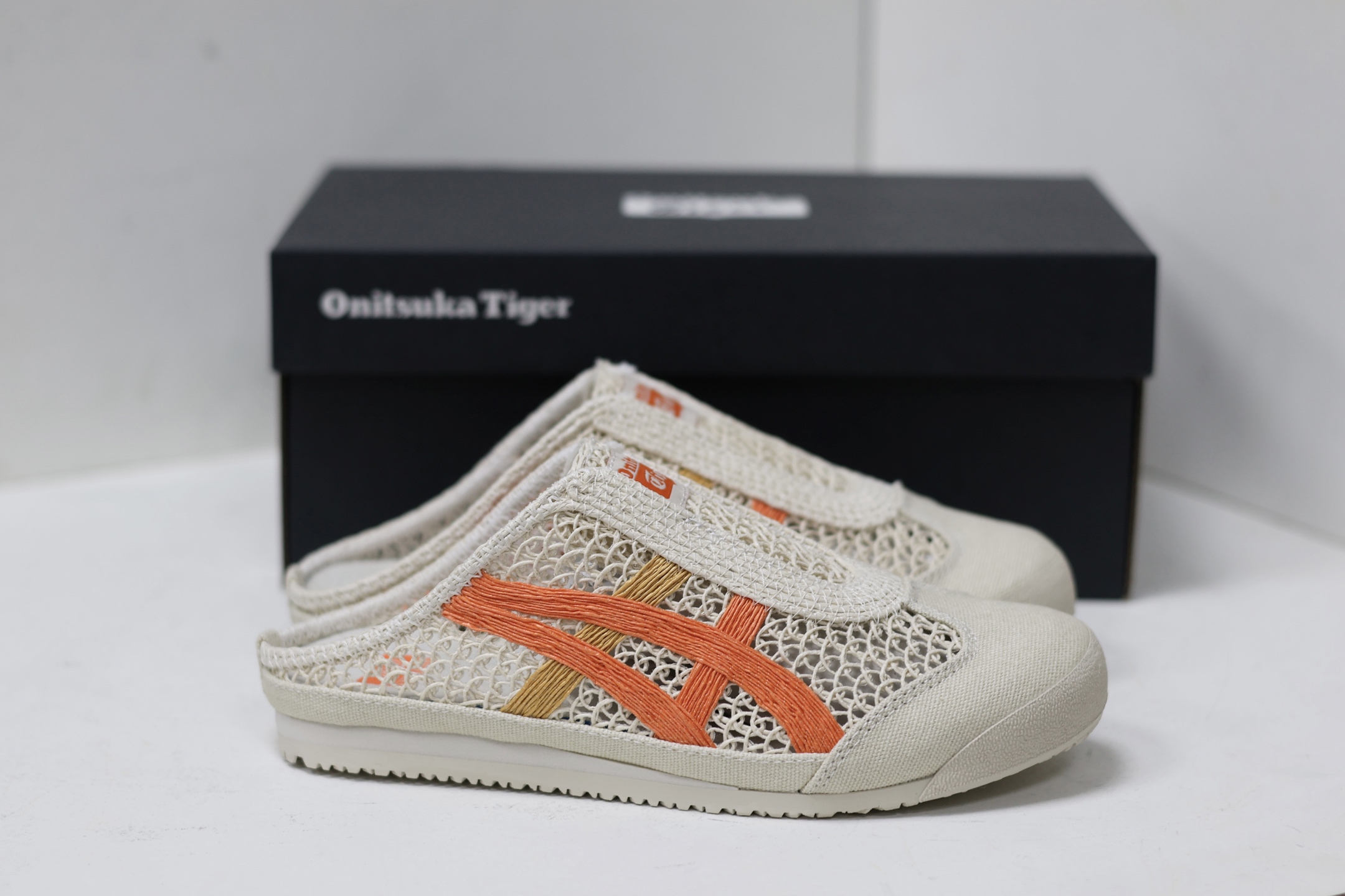 NO:230378,Onitsuka Tiger MEXICO 66 Anti-slip flops Official shipment MEXICO 66 SABOT sandals bring a new color scheme. Mesh woven hollow upper with vibrant orange and retro green tiger claw pattern. The light and easy to put on and take off. The heel-free design injects casualness and comfort to early summer. 12 colors are in total. Five colors are available. Orders can be accepted. Large goods are already out. Welcome to report the main recommendation. Number of codes 35 36 37 37.5 38 39 39.5 40 40.51 45 42 42.5 43.5 44 45, semi-torch, sandals19860909Onitsuka Tiger鬼冢虎MEXICO 66 防滑一字拖 正式出货 MEXICO 66 SABOT 凉鞋带来全新配色 网眼编织镂空鞋面搭配活力橙和复古绿虎爪纹轻盈易穿脱的无后跟设计为初夏注入随性与惬意 12色齐码 五色现货 可接订单 大货已出 欢迎报单主推 码数35 36 37 37.5 38 39 39.5 40 40.51 45 42 42.5 43.5 44 45,半拖,sandals,Women's Shoes