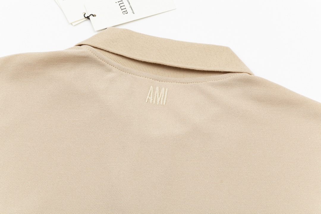 “AMI Paris Reverses Classic Heart Embroidery in 114th Collection” - 图片 9