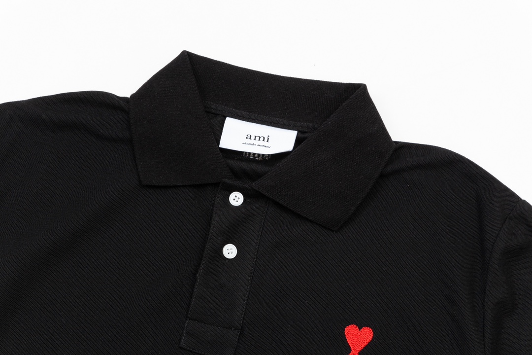 “AMI Paris Reverses Classic Heart Embroidery in 114th Collection” - 图片 4
