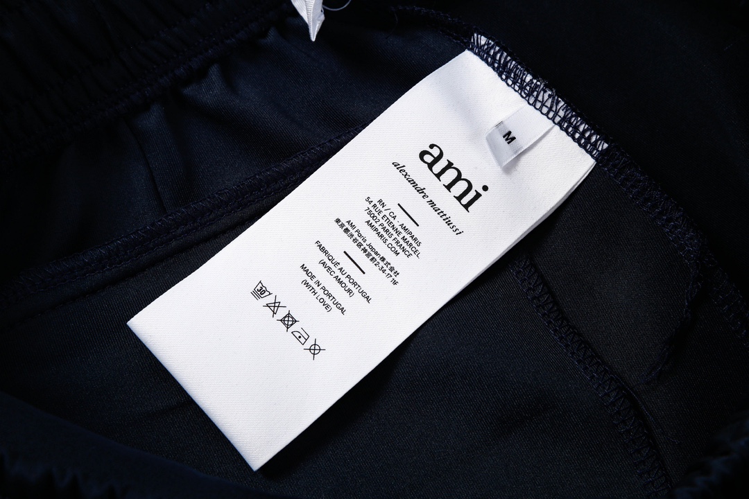 High-End Women’s Suit with Alphabet Stripes: AMI Paris Recreational Zipper Suit Summary - 图片 9