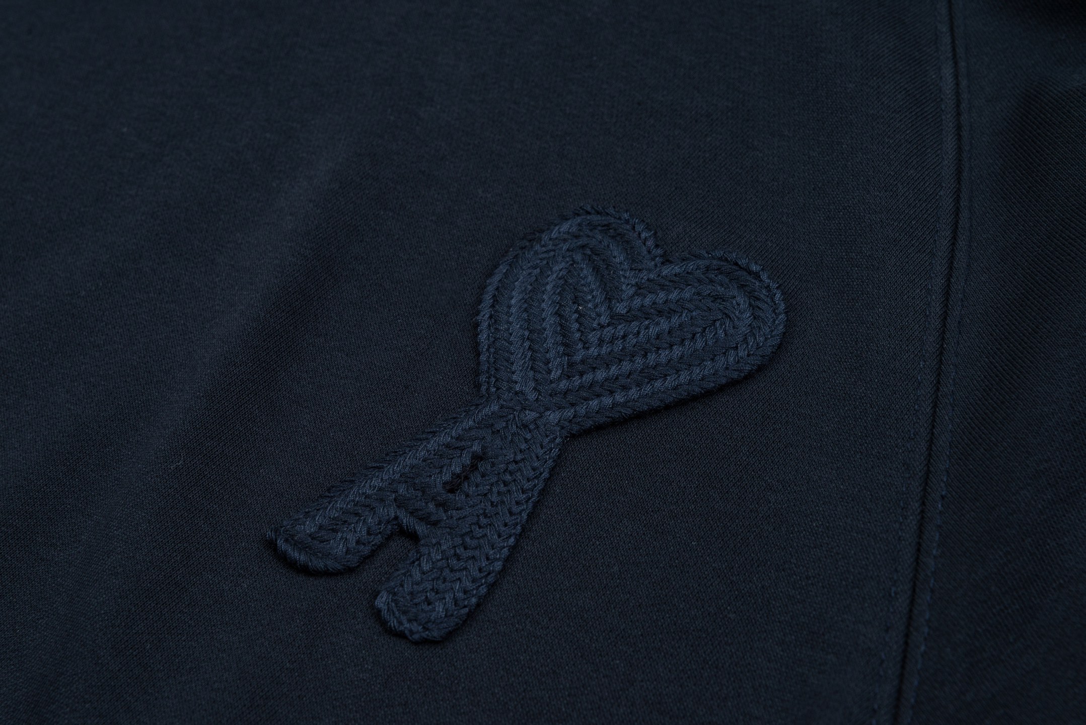 “High-End Women’s Clothing: AMI Paris Embroidered Co-Embracing Collection in Various Colors and Sizes” - 图片 6