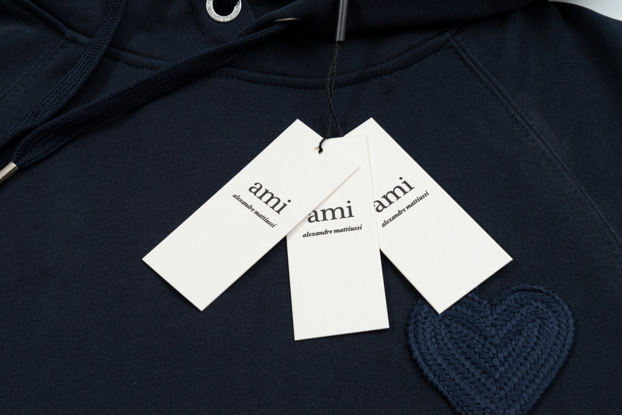 “High-End Women’s Clothing: AMI Paris Embroidered Co-Embracing Collection in Various Colors and Sizes” - 图片 7