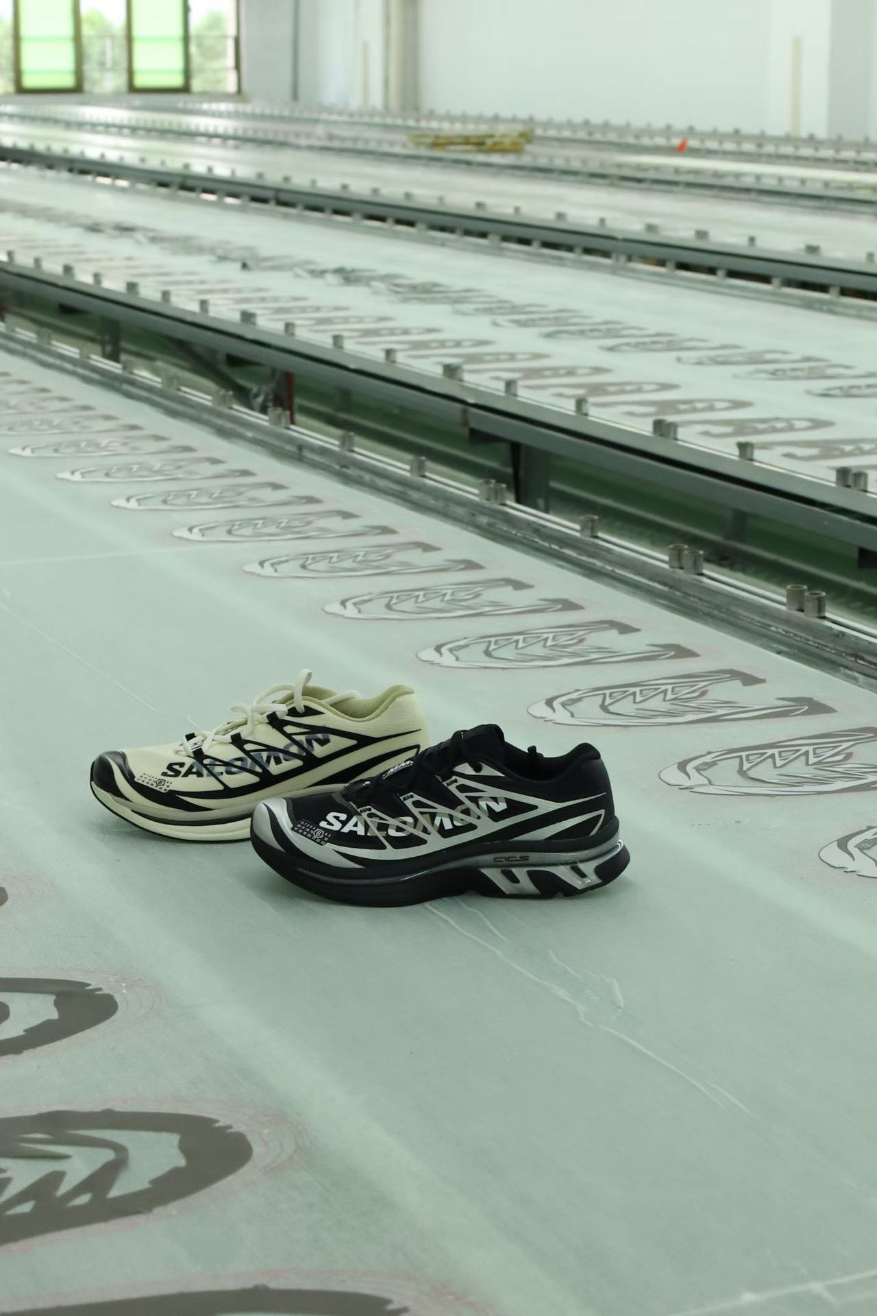 NO:730017,Produced by a major factory!  You can tell what professionalism means by looking at the scene and scale. Every texture line you see requires a master to connect the upper to our lines, and then print it by another master. Each printing process requires more than 20 times to print such textured lines with concave and convex texture. Slow work makes fine work, seemingly simple shoes! Every part needs to be carefully made!  ,19860909大厂出品！看这场景、规模就知道什么叫专业了,每一条所见的肌理感线条,都需要一个师傅先将鞋面和我们的线条对接上后,在由另外一个师傅来印刷,每一处印刷都需要20次以上的工序,才能印刷出这种凹凸质感的肌理感线条,慢功出细活,看似简单的鞋子! 每一处都需要精心制作！,,Men's shoes