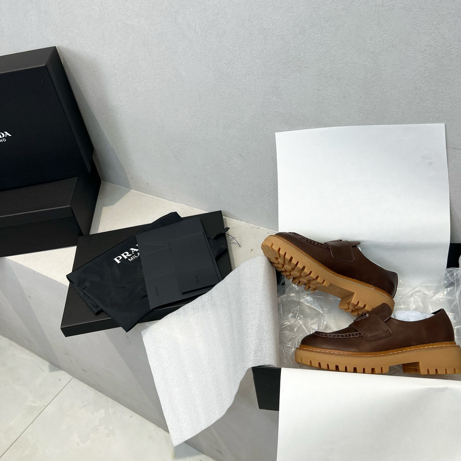 NO:491288,Prad* 2025 Spring and Summer New Retro Martin Boots This year's Prada is full of retro atmosphere, cool and handsome, all of which are artificially retro and old, the process is still relatively complicated, the leather material is made of imported waxed cowhide, the inner lining and foot pads are all made of cowhide, the original TPU anti-slip and wear-resistant large sole!  !  35-41, loafers, prada, prada, loafers, boots, cowhide19860909Prad* 2025 春夏新款复古马丁靴 今年的普拉达满满的复古气息 又飒又A的那种帅气 全部采用人工复古做旧 工艺还是比较复杂 皮料选用进口做旧打蜡牛皮 内里和垫脚全部采用牛皮 原版TPU防滑耐磨大底！！ 码数35-41,乐福鞋,prada,prada,loafers,boots,cowhide,Women's Shoes