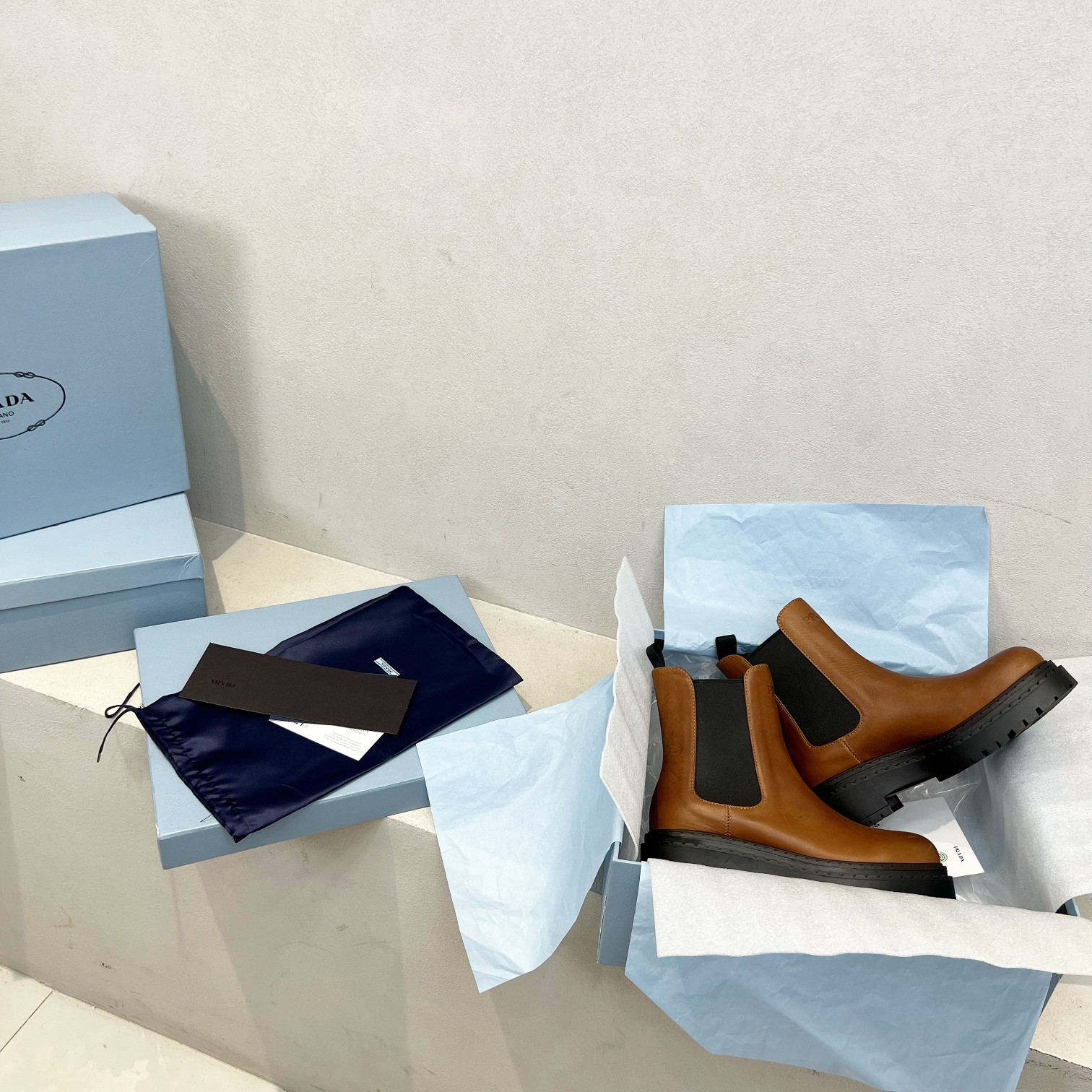 NO:491247,Prad*2025 autumn and winter new retro Martin boots This year's Prada is full of retro atmosphere, cool and handsome, this thick-soled double-sided model is really beautiful!  All are artificial retro and old, and the process is relatively complicated. The leather material is made of imported old waxed cowhide. The inner lining and foot pads are all made of cowhide. The original TPU anti-slip and wear-resistant large sole!  !  35-41, boots, prada, prada, boots, cowhide19860909Prad*2025秋冬新款复古马丁靴 今年的普拉达满满的复古气息 又飒又A的那种帅气 这款厚底双边的款真的太好看了吧！全部采用人工复古做旧 工艺还是比较复杂 皮料选用进口做旧打蜡牛皮 内里和垫脚全部采用牛皮 原版TPU防滑耐磨大底！！ 码数35-41,靴子,prada,prada,boots,cowhide,Women's Shoes