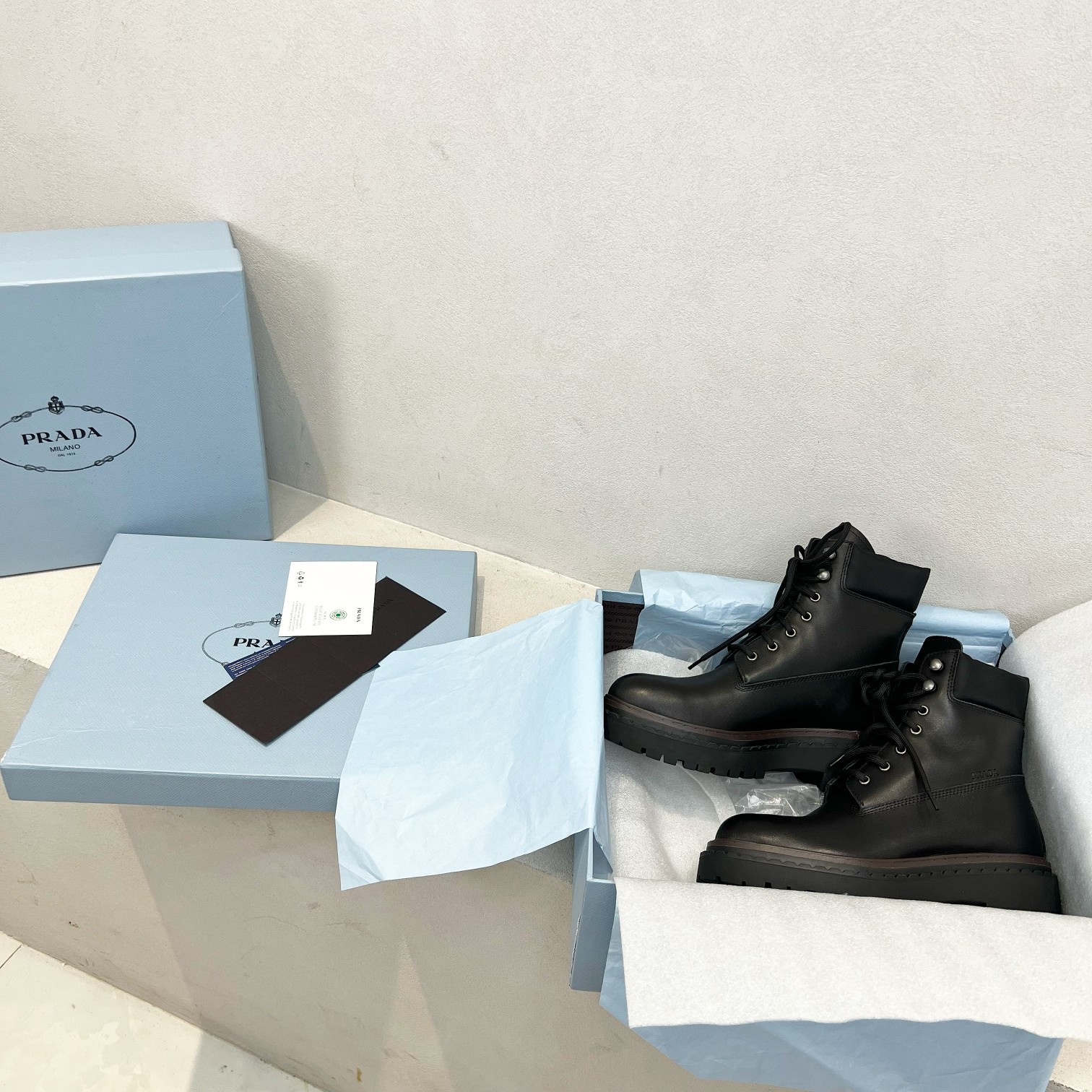 NO:491253,Prad*2025 autumn and winter new retro Martin boots This year's Prada is full of retro atmosphere, cool and handsome, this thick-soled double-sided model is really beautiful!  All are artificial retro and old, and the process is relatively complicated. The leather material is made of imported old waxed cowhide. The inner lining and foot pads are all made of cowhide. The original TPU anti-slip and wear-resistant large sole!  !  35-40, boots, prada, prada, boots, cowhide19860909Prad*2025秋冬新款复古马丁靴 今年的普拉达满满的复古气息 又飒又A的那种帅气 这款厚底双边的款真的太好看了吧！全部采用人工复古做旧 工艺还是比较复杂 皮料选用进口做旧打蜡牛皮 内里和垫脚全部采用牛皮 原版TPU防滑耐磨大底！！ 码数35-40,靴子,prada,prada,boots,cowhide,Women's Shoes