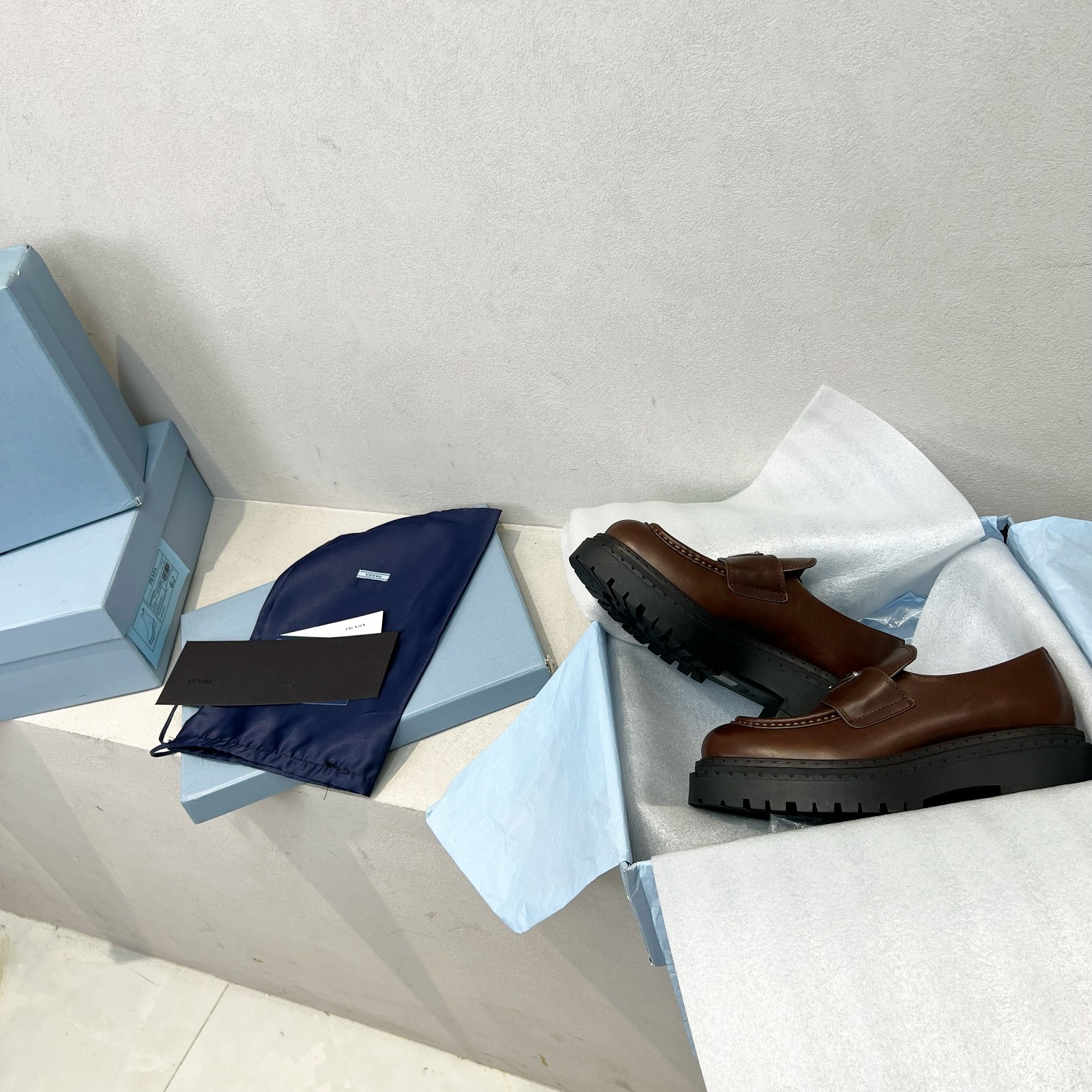 NO:491261,Prad*2025 Spring and Summer New Retro Martin Boots This year's Prada is full of retro atmosphere, cool and handsome, this thick-soled double-sided model is really beautiful!  All are artificial retro and old, and the process is relatively complicated. The leather material is made of imported old waxed cowhide. The inner lining and foot pads are all made of cowhide. The original TPU anti-slip and wear-resistant large sole!  !  35-41, loafers, prada, prada, loafers, boots, cowhide19860909Prad*2025 春夏新款复古马丁靴 今年的普拉达满满的复古气息 又飒又A的那种帅气 这款厚底双边的款真的太好看了吧！全部采用人工复古做旧 工艺还是比较复杂 皮料选用进口做旧打蜡牛皮 内里和垫脚全部采用牛皮 原版TPU防滑耐磨大底！！ 码数35-41,乐福鞋,prada,prada,loafers,boots,cowhide,Women's Shoes