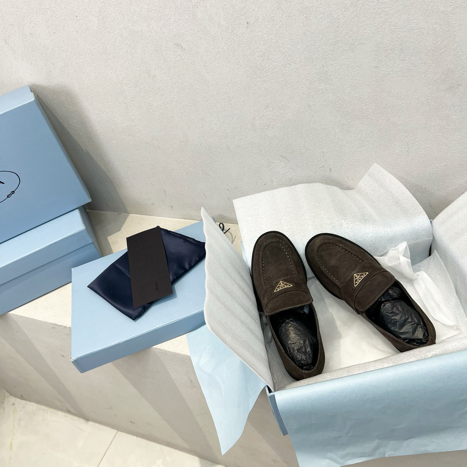 NO:491235,Prad*2025 Spring and Summer New Color Loafers The new color suede is too Maillard color!  This color is the most suitable for autumn. Needless to mention the classic style, the classic style is classic and super attractive!  !  All are made of artificial retro and old, and the process is still relatively complicated. The leather is made of imported suede, and the inner lining and foot pads are all made of cowhide. The original TPU anti-slip and wear-resistant large sole!  !  35-40, loafers, prada, loafers, cowhide, chamois leather19860909Prad*2025 春夏新配色乐福鞋 新配色的麂皮绒也太美拉德色系了吧！这颜色跟秋天最适合不过了 鞋型不用说了经典的款式经典就是经典超级耐看！！全部采用人工复古做旧 工艺还是比较复杂 皮料选用进口麂皮绒 内里和垫脚全部采用牛皮 原版TPU防滑耐磨大底！！ 码数35-40,乐福鞋,prada,loafers,cowhide,chamois leather,Women's Shoes