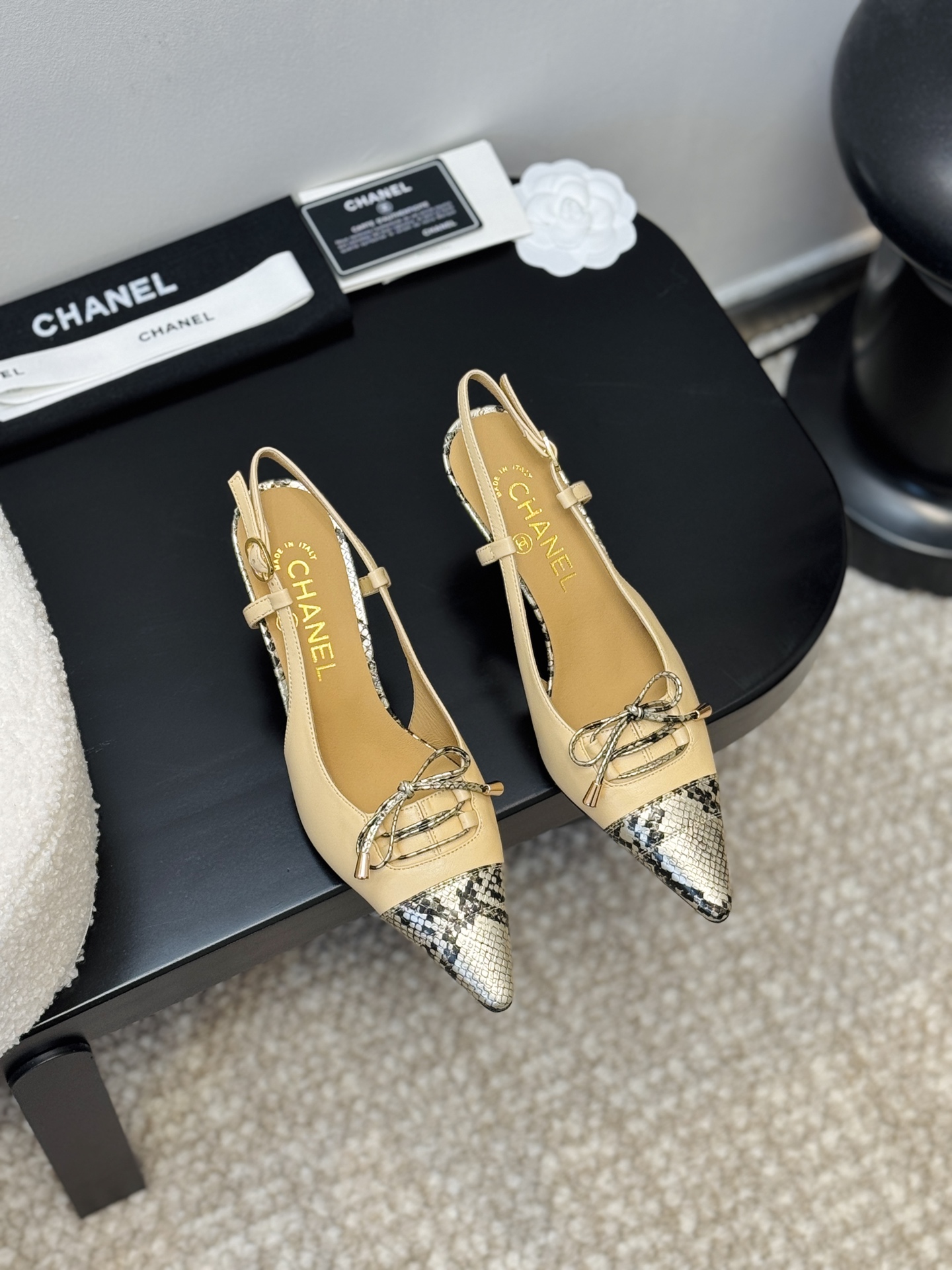 NO:221621,Chanel Vintage mid-range sandals Simple but not simple style, with a particularly thin upper foot. Customized upper surface, inner foot pad sheepskin, genuine leather soles. Heel height 7 Size: 35-39 (40 41 customized), sandals, chanel, sandals, sheepskin, Leather soles19860909Chanel Vintage中古系列凉鞋 简约而不简单的款,上脚特别显脚细. 鞋面定制面,内里垫脚羊皮,真皮大底. 跟高7 Size:35-39 (40 41 定做),凉鞋,chanel,sandals,sheepskin,Leather soles,Women's Shoes