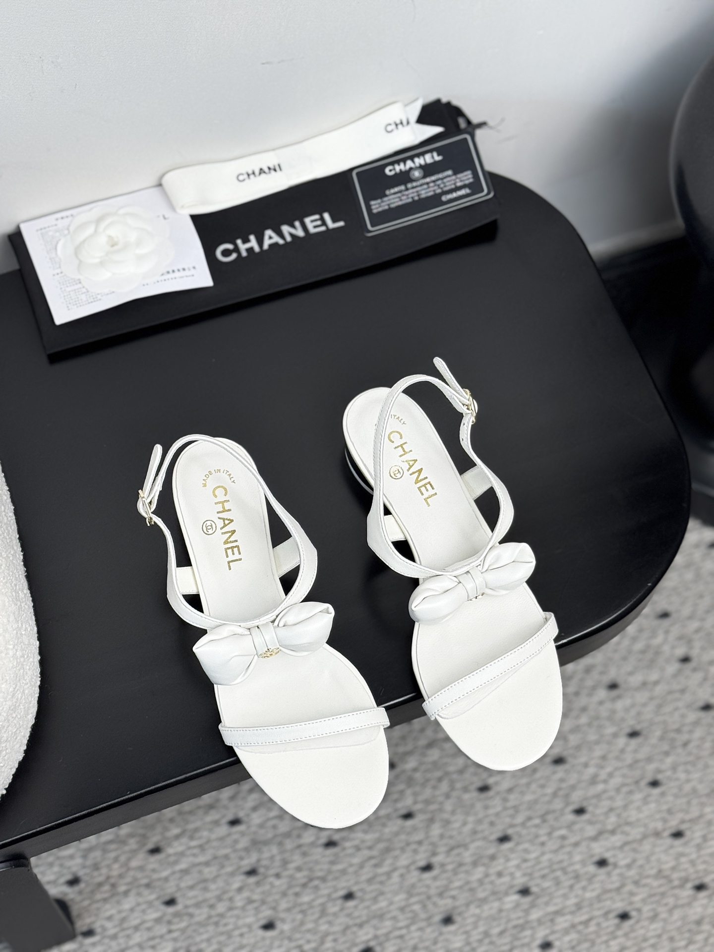 NO:383643,[Chanel 2025P bow sandals | Spring ballet on the toe] Kangpeng Street Workshop Key | Replicating the undisclosed haute cowhide in the 1990s Cowhide satin upper × Sheepskin cloud lining | genuine leather outsole is as flexible as ballet shoes Bow hidden camellia etching | 2.5/5.5cm gold heel high dark arch slightly inclined, magic formula to make a slim look magic formula, match a French tea skirt = Nanfa Manor oil painting girl with nine-point suit pants = Paris left bank art curator, toe slightly raised design | visual ankle shrink 5mm | refraction cold white leather filter under light 35-39 sizes biological adaptation | special size customization, sandals, chanel, sandals, skirts, business suit, cowhide, sheepskin, gold, Leather soles19860909【Chanel 2025P蝴蝶结凉鞋｜足尖的春日芭蕾】 康朋街工坊密钥｜复刻90年代未公开高定手稿  牛皮缎光鞋面×羊皮云絮内衬｜真皮大底柔韧如芭蕾舞鞋  蝴蝶结暗藏山茶花蚀刻｜2.5/5.5cm黄金跟高暗足弓微倾角  显瘦魔法公式  搭法式茶歇裙=南法庄园油画少女 配九分西装裤=巴黎左岸艺术策展人  鞋头微翘设计｜视觉缩踝5mm｜光线下折射冷白皮滤镜  35-39码毫米级生物适配｜特殊尺码定制,凉鞋,chanel,sandals,skirts,business suit,cowhide,sheepskin,gold,Leather soles,Women's Shoes