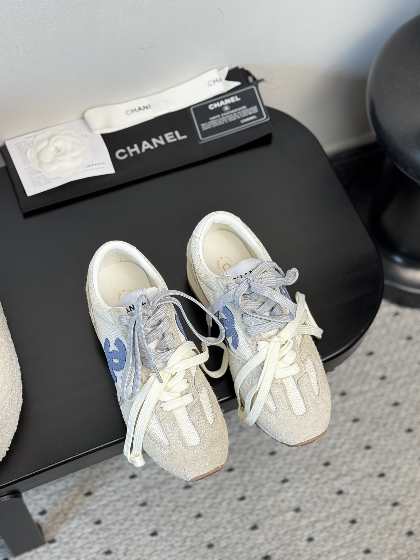 NO:383714,【Chanel 25C Ice Flow Sneakers｜Gene Recombination of Minimalism】 Show Archive Decryption｜Replica of the Undisclosed Ice Flow Aesthetic Prototype of Spring and Summer 2025 French Calfskin Contrast Color System｜Ice Flow Blue × Transparent Yellow Dual-frequency Resonance｜Handmade Imprinted Double C Logo Original Fluid Rubber Outsole｜Built-in 15° Arch Lifting System New Style Wear Programmable Deconstruction Suit = Venice Biennale Garden Art Party With Wrinkled Dress = Monaco Yacht Club Sunset Cocktail Three Seconds Switch Minimalism and High-Current Player Mode 35-39 Gold Women's Code｜Special Foot Model Private Workshop Even the shoe box liner replicas the original ice Flow Stone Gradient Texture, Casual Shoes/Sports Shoes, Chanel, Sneakers, Skirts, Business Suit, Cowhide, Gold19860909【Chanel 25C冰流运动鞋｜极简主义的基因重组】  秀场档案解密｜复刻2025春夏未公开冰流美学原型  法国小牛皮撞色系统｜冰流蓝×透明黄双频共振｜手工压印双C标识 原厂流体橡胶大底｜内置15°足弓抬升系统 新派穿搭程式  搭解构西装=威尼斯双年展花园艺术派对  配褶皱连衣裙=摩纳哥游艇会日落鸡尾酒  三秒切换极简主义与高定玩家模式  35-39黄金女码｜特殊脚型私定工坊  连鞋盒衬纸都复刻初代冰流色谱渐变纹理,休闲鞋/运动鞋,chanel,sneakers,skirts,business suit,cowhide,gold,Women's Shoes