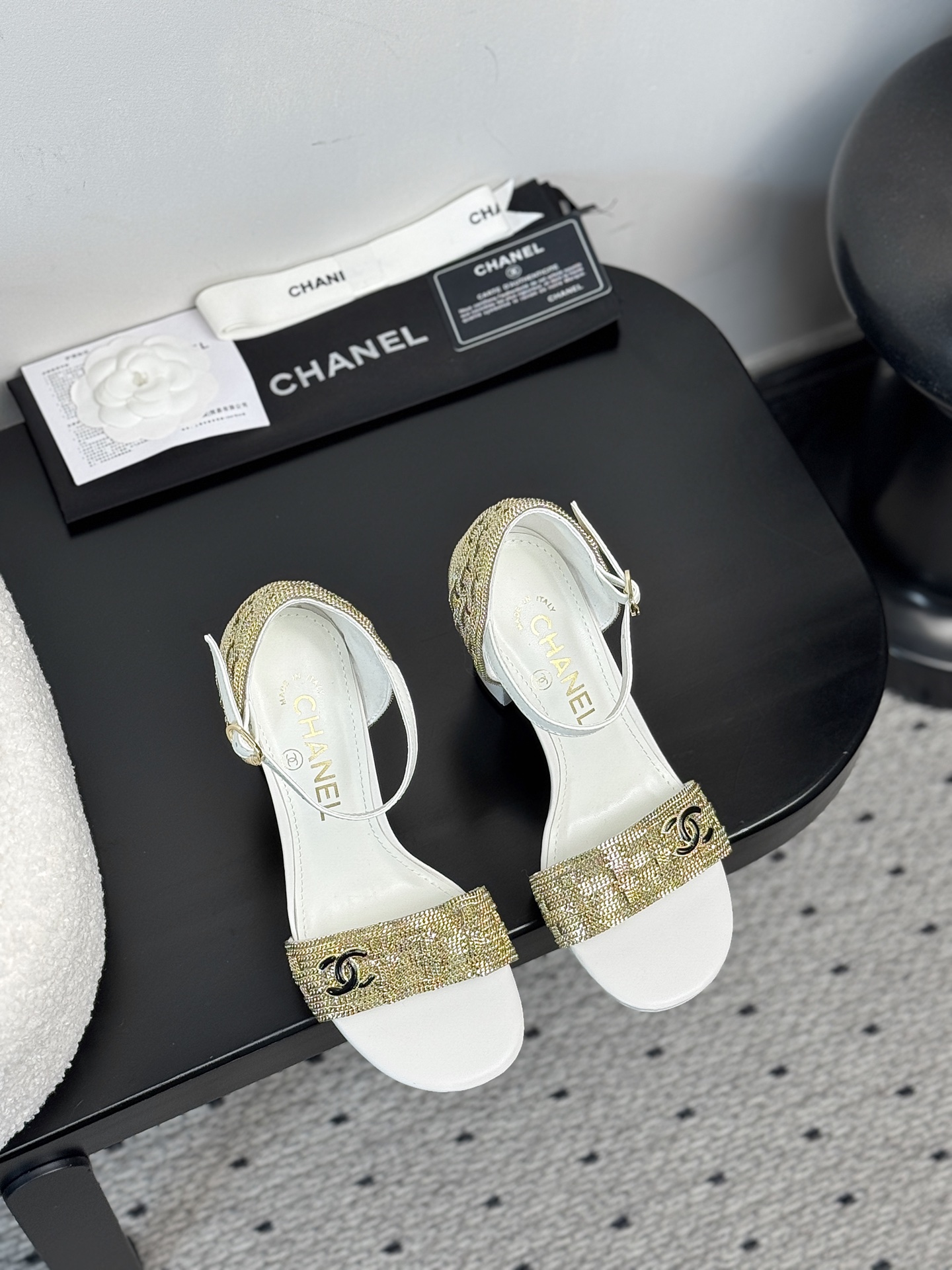 NO:383696,【Chanel 25C time and space tracks｜Quantum recombination of medieval genes】Middle Archives Awakening｜Replica Unpublished manuscripts in 1995 Spring and Summer 1995 French Workshop Hardware × Alpine sheepskin inner cabin｜Handed engraving Fluid leather outsole｜Built-in 13.8° arch micro dome system Time and space dressing algorithm Wear linen wide-leg pants = Nice Film Festival open air screening with silk suspender skirt = Paris private gallery opening night Three-band switch Bohemian and haute couture player form 35-39 Gold women's code｜Ultra-large size haute couture Even dust bags are replicated with the first generation of medieval series gold-plated codes, slippers sandals, chanel, sandals, slippers, skirts, sheepskin, real silk, gold, Leather soles19860909【Chanel 25C时空之履｜中古基因的量子重组】  中古档案库觉醒｜复刻1995春夏未公开手稿  法国工坊五金件×阿尔卑斯羊皮内舱｜手工錾刻 流体真皮大底｜内置13.8°足弓微穹系统 时空穿搭算法  搭亚麻阔腿裤=尼斯电影节露天放映会  配真丝吊带裙=巴黎私人画廊开幕夜  三频切换波西米亚与高定玩家形态  35-39黄金女码｜超大码高定 连尘袋都复刻初代中古系列烫金编码,拖鞋凉鞋,chanel,sandals,slippers,skirts,sheepskin,real silk,gold,Leather soles,Women's Shoes