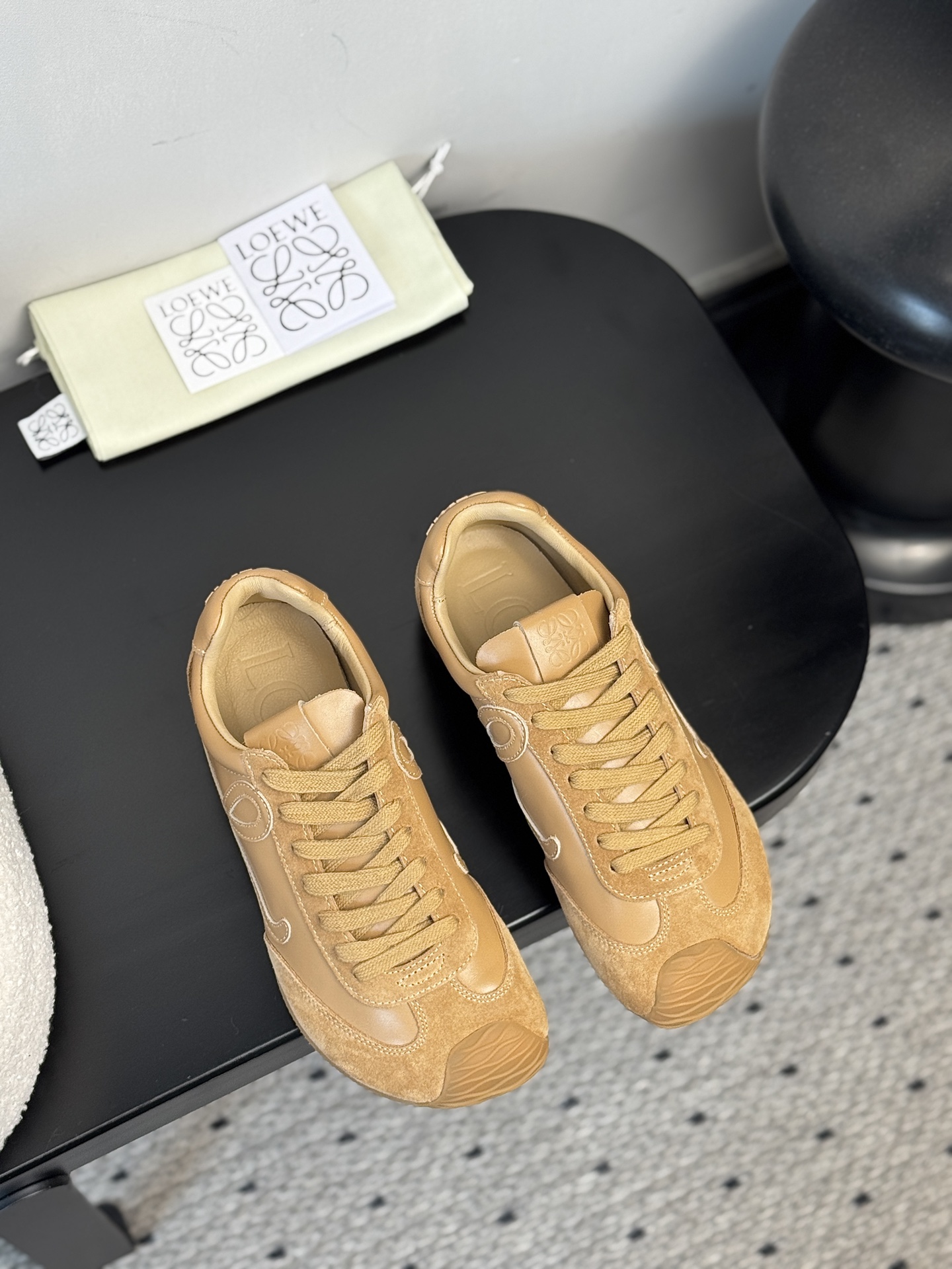 NO:383686,[LOEWE 2025 German training sneakers | Retro cute new wave] Collection workshop key first exposed | Restart prototype design not put into production in the 1970s Customized oil wax cowhide × 3D memory foam insole | naked feet feel like falling into the ground like falling into the clouds Cute thick sole increment | built-in foot arch invisible support, average daily tens of thousands of steps still seem to walk in the clouds Wearing dimension fission Wear wide-leg jeans = curator of the Berlin Academy of Arts with first love skirt = Seoul Boulevard Girls' comics totems Three-dimensional stitching totem | Replica Madrid's century-old leather genes in sizes 35-39 mm foot conditioning | Special size high-quality customization Cute silhouette comes with long legs soft focus filter, casual shoes/sports shoes, loewe, sneakers, skirts, jeans, cowhide19860909【LOEWE 2025德训运动鞋｜复古萌系新浪潮】  典藏工坊密钥首曝｜重启70年代未投产原型设计  定制油蜡感牛皮×3D记忆棉鞋垫｜裸足感着地如坠云端  萌系厚底增量｜内置足弓隐形承托,日均万步仍似漫步云端  穿搭次元裂变  搭阔腿牛仔裤=柏林艺术学院策展人  配初恋裙=首尔林荫道少女漫主角  鞋头立体缝线图腾｜步履间复刻马德里百年皮革基因  35-39码毫米级足态适配｜特殊尺码高定 萌系廓形自带长腿柔焦滤镜,休闲鞋/运动鞋,loewe,sneakers,skirts,jeans,cowhide,Women's Shoes