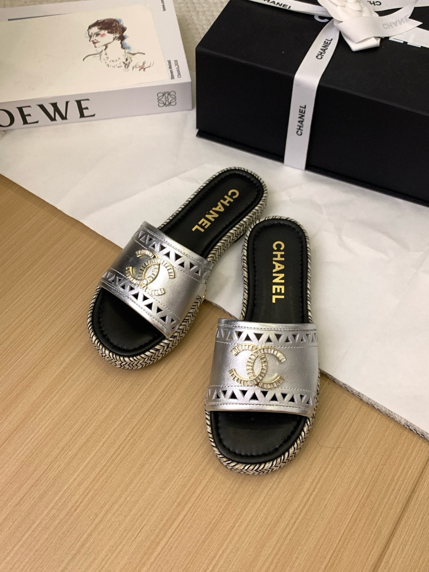 NO:383668,[Chanel 25C cloud ballet drag | Minimalist declaration of double C gravitational field] High-quality archive reboot | Replica gravitational aesthetics not disclosed in spring and summer 2025 French calfskin × mixed-bred sheepskin inner cabin | 3mm hand-made edge seal error <0.18mm Fluid leather outsole | Built-in 14.5° arch dome | Decreasing foot pressure 27 New noble life program Wear linen cropped pants = Cannes Movie Palace Step morning meeting with silk suspender skirt = Zurich private bank dinner Three-band switching minimalism and invisible rich mode 35-39 Gold women's code | Special foot type haute couture Even anti-theft chip cards replicate the original gravitational corrugated texture, slippers, chanel, slippers, skirts, cowhide, sheepskin, real silk, gold, Leather soles19860909【Chanel 25C云端芭蕾拖｜双C引力场的极简宣言】  高定档案库重启｜复刻2025春夏未公开引力美学  法国小牛皮×混种羊皮内舱｜3mm手工封边误差＜0.18mm  流体真皮大底｜内置14.5°足弓穹顶｜实测足部压力递减27  新贵生活程式  搭亚麻九分裤=戛纳电影宫台阶晨间会议  配真丝吊带裙=苏黎世私人银行晚宴  三频切换极简主义与隐形富豪模式  35-39黄金女码｜特殊脚型高定 连防盗芯片卡都复刻初代引力波纹理,拖鞋,chanel,slippers,skirts,cowhide,sheepskin,real silk,gold,Leather soles,Women's Shoes