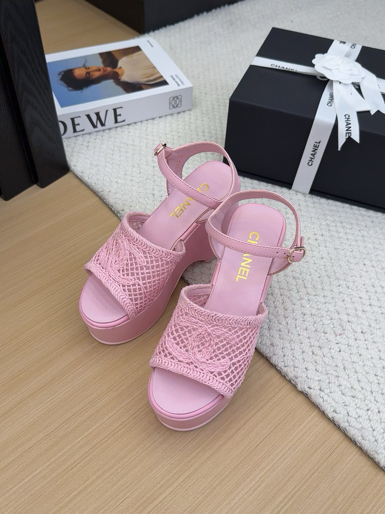 NO:383659,【CHANEL 25P Show Thick-soled Sandals｜Modern Dark Aesthetic Awakening】Architecture of the Archives Unsealed | 2025 Spring and Summer Haute Clothing Show Unexposed Prototype New Version Three-dimensional Embossed Embroidered Upper × Sheepskin Cloud Floss Lining｜4.5cm Waterproof Platform Builds a Super Stable Base 10cm Gold Heel Heel Hiding｜Hidden Mechanical Triangle Area, Rapid Steps Like the Wind Still Like Clouds Suit Revolution Wearing a Dimensional Revolution Wearing a Dark Suit Skirt = Backstage Editor of Paris Fashion Week With Deconstructed Garnish Skirt = The Goddess of Night in the Venice Film Festival Red Carpet Double C Dark Patterns｜Works in the Walks 35-39mm Foot Status Calibration｜Exclusive Haute Clothing, Sandals, Chanel, Sandals, Skirts, Business Suit, Sheepskin, Gold19860909【CHANEL 25P秀款厚底凉鞋｜摩登暗黑系美学觉醒】  档案馆密钥解封｜2025春夏高定秀场未曝光原型 新版立体浮雕刺绣鞋面×羊皮云絮内衬｜4.5cm防水台构筑超稳基底  10cm黄金跟高｜暗藏足弓力学三角区,疾步如风仍似云端悬浮  穿搭次元革命  搭暗黑西装裙=巴黎时装周后台主编气场  配解构纱裙=威尼斯电影节红毯暗夜女神  鞋跟镌刻双C暗纹｜步履间流淌康朋街百年高定血脉  35-39码毫米级足态校准｜40码专属高定,凉鞋,chanel,sandals,skirts,business suit,sheepskin,gold,Women's Shoes