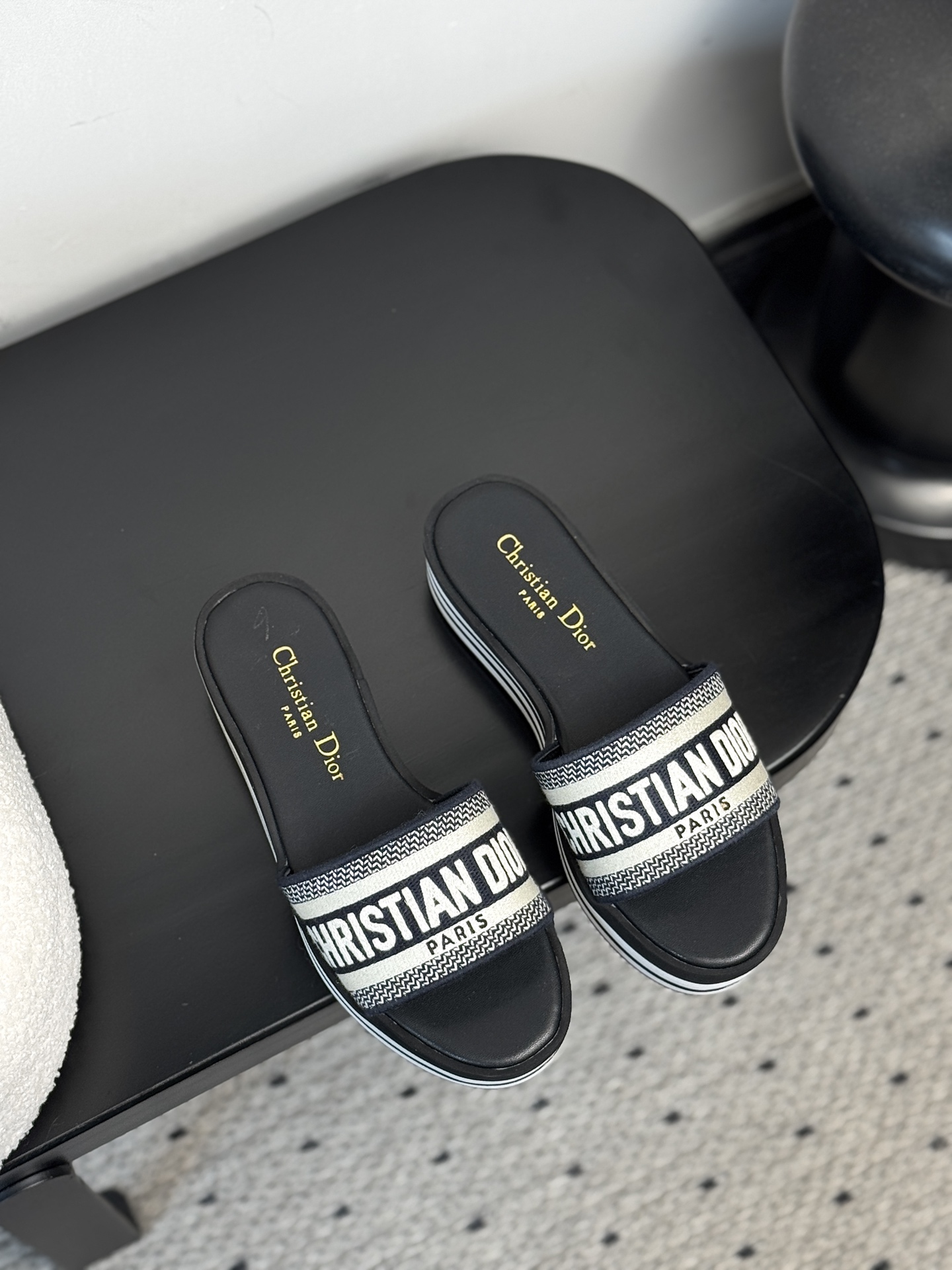 NO:383639,【DIOR 2025 Spring and Summer Jelly Slippers｜New Species of Power Aesthetics】 Archives Key Unsealed｜2025 Spring and Summer Show No Archives Released Raffia Grass Electric Embroidery High Temperament Water-soluble Technology Fabric × Water-dyed Cowhide Cloud Flour Lining｜4cm Thick Sole Constructs Invisible Increased Golden Ratio CD Three-dimensional Embossed Embroidery Totem｜Hidden arch mechanics support system, the average daily run is still like walking in the clouds. Wearing Dimensional Revolution, Linear Wide Legs = Queen of the Beach Party of Cannes Film Festival, Streaming suspender skirt = Urban rooftop sunset party night elves, steps awaken Montaigne Avenue a century-old high-end gene 35-39 codes mm level foot conditioning｜40-42 codes exclusive workshop high-end channel (customized models will not be returned or exchanged without quality issues), slippers, dior, slippers, skirts, cowhide, gold19860909【DIOR 2025春夏果冻拖鞋｜力量美学新物种】  档案馆密钥解封｜2025春夏秀场未释出档案 酒椰草电绣高温水溶科技面料×水染牛皮云絮内衬｜4cm厚底构筑隐形增高黄金比例  CD立体浮雕刺绣图腾｜暗藏足弓力学承托系统,日均暴走仍似漫步云端  穿搭次元革命 搭亚麻阔腿裤=戛纳电影节沙滩派对女王  配流光吊带裙=都市天台落日酒会暗夜精灵  步履间唤醒蒙田大道百年高定基因  35-39码毫米级足态校准｜40-42码专属工坊高定通道（定制款非质量问题不退换）,拖鞋,dior,slippers,skirts,cowhide,gold,Women's Shoes