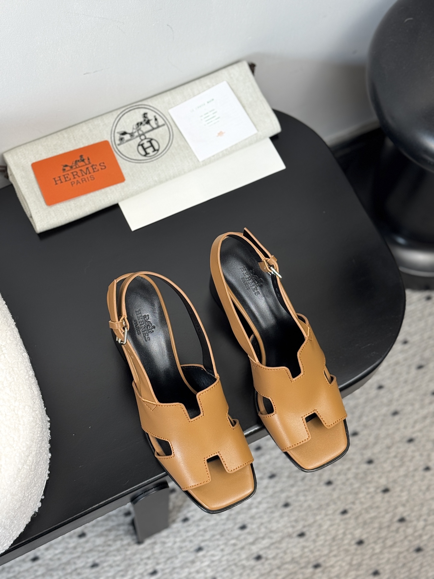 NO:383624,P slippers Sandals [HERMES thick heel H tow | Minimalist power aesthetics] Archive key unsealed | Restart the craftsman drawings of the 1990s. Palm pattern cowhide × sheepskin cloud lining | Ancient vegetable tanning process tempers the soft touch of bare feet 5cm gold thick heel | Hidden arch mechanics triangle area, walking for eight hours is still like a cloud walk, wear dimension revolution, wide-leg suit pants = power closet for female directors at Paris headquarters, with silk halter skirt = Saint Tropez yacht dinner muse, soles engraved horseshoe totem | Steps awaken the century-old equestrian gene of Fubao Avenue 34-40 mm foot conditioning | 41-43 exclusive workshop high-end customization channel (customized versions are not returned or exchanged without quality issues), slippers sandals, hermes, sandals, slippers, skirts, business  suit,cowhide,sheepskin,real silk,gold19860909P拖鞋 凉鞋【HERMES 粗跟H拖｜极简主义权力美学】  档案馆密钥解封｜重启90年代未公开匠人图纸 手掌纹牛皮×羊皮云絮内衬｜古法植鞣工艺淬炼裸足级柔韧触感  5cm黄金粗跟｜暗藏足弓力学三角区,暴走八小时仍如云端信步  穿搭次元革命 搭阔腿西装裤=巴黎总部女董事权力衣橱  配真丝挂脖裙=圣特罗佩游艇晚宴缪斯  鞋底镌刻马蹄铁图腾｜步履间唤醒福宝大道百年马术基因  34-40码毫米级足态适配｜41-43码专属工坊高定通道（订制款非质量问题不退换）,拖鞋凉鞋,hermes,sandals,slippers,skirts,business suit,cowhide,sheepskin,real silk,gold,Women's Shoes