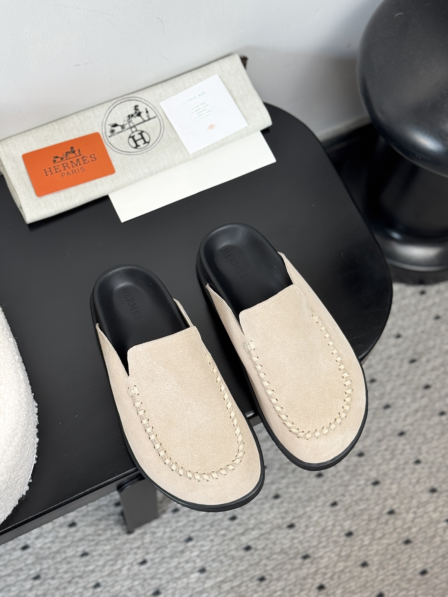 NO:383613,Men's size 20 [HERMES Key Mules | Contemporary Couple Power Symbol] Archives Key Unsealed | Restart the Millennium Couple Prototypes for Unproduction First Layer Cowhide × Sheepskin Cloud Floss Lining | 3cm Thick Sole Hidden Ergonomic Micro-curved Arc Surface Ultra-Scale Metal Key Buck Decoration | Ancient Vegetable Tanning Process Temperature Naked Woman's Style with Wide Legs = Milan Design Week Curator's Straight Men's Style with Linen Hunting Outfit = Tuscan Grade Grade Gorgeous Prize for Grade Sole Engraved Saddle Tool Totem | Steps Wake Up 1837 Horse Tool Workshop Genetic Code Women's Style 35-40/Men's Style 38-44 mm Calibration | Extra Large Size Exclusive Workshop High-Customized Channel (Customized Models No Return and Exchange Non-quality Issues), Semi-Trained, Hermes, cowhide, sheepskin19860909男码20【HERMES Key穆勒鞋｜当代情侣权力符号】  档案馆密钥解封｜重启千禧年未投产情侣原型 头层牛皮×羊皮云絮内衬｜3cm厚底暗藏人体工学微曲弧面  超尺度金属Key扣饰｜古法植鞣工艺淬炼裸足级包裹触感  穿搭次元裂变 女款搭阔腿连体裤=米兰设计周策展人锋芒  男款配亚麻猎装=托斯卡纳葡萄庄园新贵  鞋底镌刻鞍具图腾｜步履间唤醒1837年马具工坊基因密码  女款35-40/男款38-44码毫米级校准｜超大码专属工坊高定通道（定制款非质量问题不退换）,半拖,hermes,cowhide,sheepskin,Women's Shoes