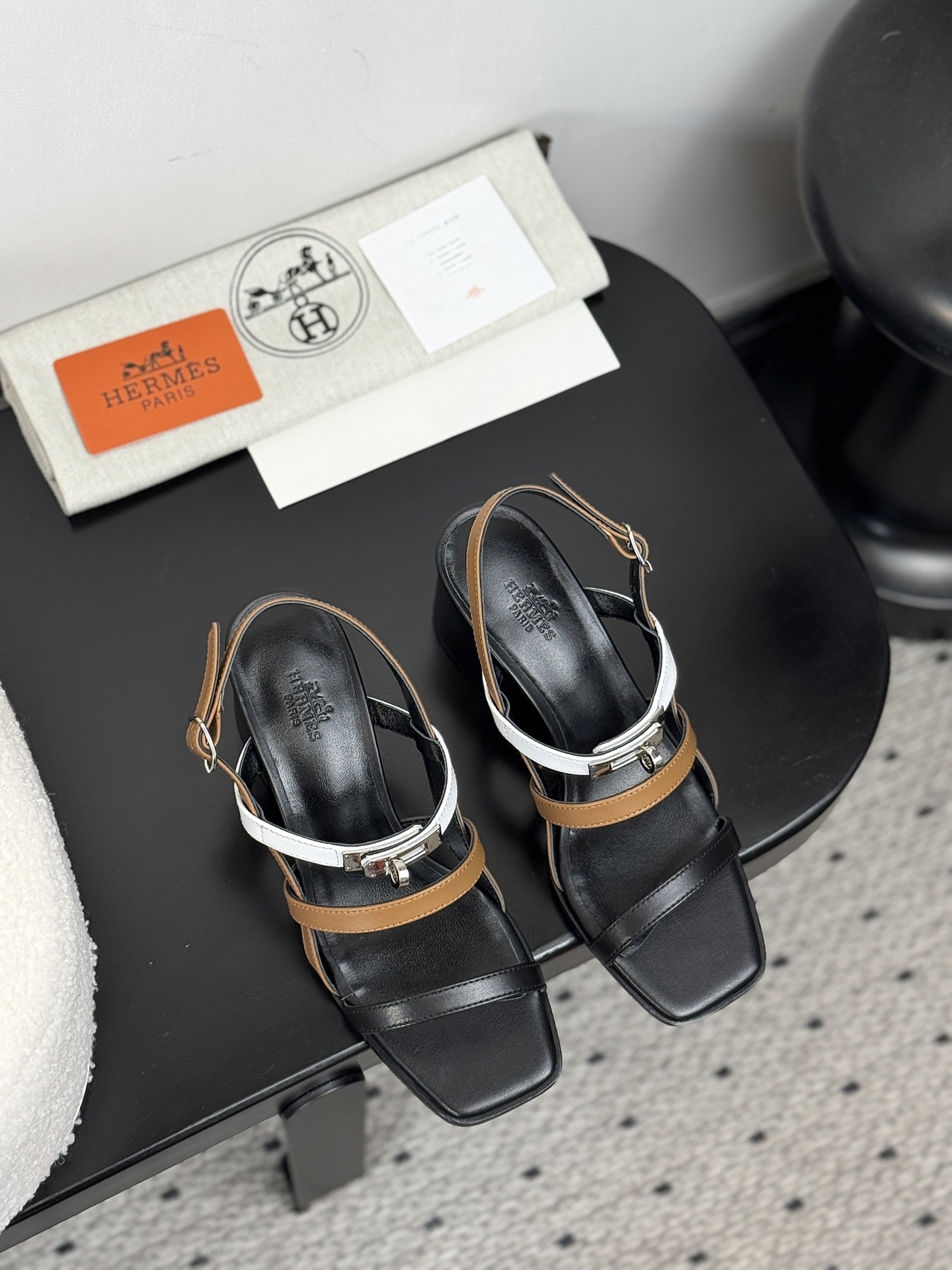 NO:383593,【HERMES Kute 60 Sandals｜New Era of Minimalist Aesthetics】Collection Workshop Key First Reopening Millennium Undisclosed Craftsman Drawings Customized Suede × Mixed Sheepskin Cloud Floss Lining｜Ancient Vegetable Tanning Process Tempered Naked Flexible Touch 6cm Gold Heel｜Hidden arch Mechanical Triangle Zone, Rapid Steps Like the Wind Still Like a Stroll in the Clouds Wear Dimensional Fragment Wear Wide Legs Suit Pants = Powered by Female Directors at the Headquarters of Paris With Silk Neck Skirt = Saint Tropez Yacht Dinner Night Muse Shoe Buckle Engraved Glenan Totem | Steps Awaken the Centennial Equestrian Gene Code of the Floor Boulevard 35-39 mm Foot Condition Calibration｜40-42 Exclusive Workshop High-Customized Channel (customized models will not be returned or exchanged without quality issues), high heel sandals, hermes, sandals, high  heels, skirts, business suit, sheepskin, real silk, chamois leather, gold19860909【HERMES Kute 60凉鞋｜极简主义美学新纪元】  典藏工坊密钥首曝｜重启千禧年未公开匠人图纸 定制麂皮×混种羊皮云絮内衬｜古法植鞣工艺淬炼裸足级柔韧触感  6cm黄金层皮跟｜暗藏足弓力学三角区,疾步如风仍似云端漫步  穿搭次元裂变 搭阔腿西装裤=巴黎总部女董事权力衣橱  配真丝挂脖裙=圣特罗佩游艇晚宴暗夜缪斯  鞋扣镌刻Glenan图腾｜步履间唤醒福宝大道百年马术基因密码  35-39码毫米级足态校准｜40-42码专属工坊高定通道（定制款非质量问题不退换）,高跟鞋凉鞋,hermes,sandals,high heels,skirts,business suit,sheepskin,real silk,chamois leather,gold,Women's Shoes