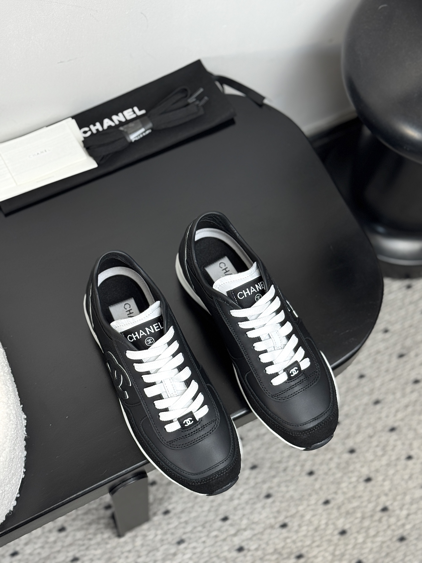 NO:383585,【CHANEL SS Panda Shoes｜Minimalism New Wave】Collection Workshop Key was first exposed｜Restart unpublished manuscripts in the 1990s Calfskin × 3D woven upper｜TPU thick sole constructs invisible increase of heightening golden ratio 3cm cute incremental bottom platform｜Hidden arch micro dome support system, daily average run still seems to be floating in the clouds, wear dimensional revolution, deconstruction wide-leg pants = Paris Fashion Week backstage new designer with first love skirt = Tokyo Omotesando comic heroine, toe diamond pattern | Steps awaken Kangpeng Street century-old craft gene 35-39 mm foot adaptation｜40-41 exclusive high-end workshop channel, casual shoes/sports shoes, chanel, sneakers, skirts, cowhide, gold19860909【CHANEL SS熊猫板鞋｜极简主义新浪潮】  典藏工坊密钥首曝｜重启90年代未公开手稿 小牛皮×牛绒立体编织鞋面｜TPU厚底构筑隐形增高黄金比例  3cm萌系增量底台｜暗藏足弓微穹顶支撑系统,日均暴走仍似云端悬浮  穿搭次元革命 搭解构阔腿裤=巴黎时装周后台新锐设计师  配初恋裙=东京表参道漫画女主  鞋头菱格暗纹｜步履间唤醒康朋街百年工艺基因  35-39码毫米级足态适配｜40-41码专属高定工坊通道,休闲鞋/运动鞋,chanel,sneakers,skirts,cowhide,gold,Women's Shoes