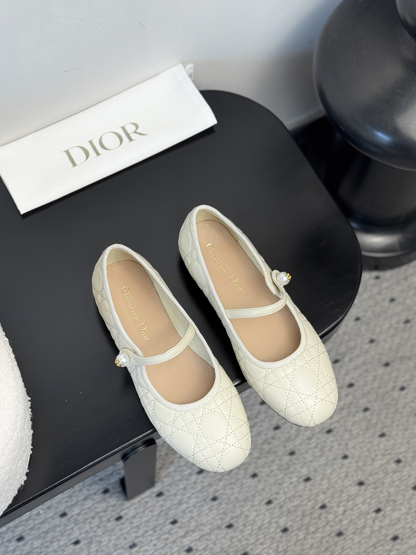 NO:383577,【DIOR Early Spring Pearl Mary Jade Shoes｜New Retro Aesthetic Awakening】 Archives Key Unsealed | Replicating the 19th Generation Unpublished Manuscript Prototype Mixed Sheepskin × Sheepskin Cloud Floss Lining｜Micro square head silhouette hidden arch and micro dome mechanics system of Mechanics of the Original Cowhide Sole tempers the bare feet, and the sport is like the wind and still like the clouds dancing. Dimensional fission Wearing a waist-hugging suit skirt = Balegoo of the Montaigne Paris Haute Salon with a pleated satin skirt = Nice Costa Azure Art Exhibition Muse Shoe buckle engraved pearl totem | Wake up 1947 New Look Romantic Gene 35-39 codes mm-level foot calibration｜40-41 codes exclusive workshop haute couture channel, Mary Jane, dior, mary jane, skirts, business suit, cowhide, sheepskin19860909【DIOR 早春珍珠玛丽珍鞋｜新复古主义美学觉醒】  档案馆密钥解封｜复刻19代未公开手稿原型 混种羊皮×羊皮云絮内衬｜微方头廓形暗藏足弓微穹顶力学系统  本色牛皮底淬炼裸足触感,疾步如风仍似云端漫舞  穿搭次元裂变 搭收腰西装裙=巴黎蒙田大道高定沙龙女爵  配褶皱缎面裙=尼斯蔚蓝海岸艺术展缪斯  鞋扣镌刻珍珠图腾｜步履间唤醒1947年New Look浪漫基因  35-39码毫米级足态校准｜40-41码专属工坊高定通道,玛丽珍,dior,mary jane,skirts,business suit,cowhide,sheepskin,Women's Shoes