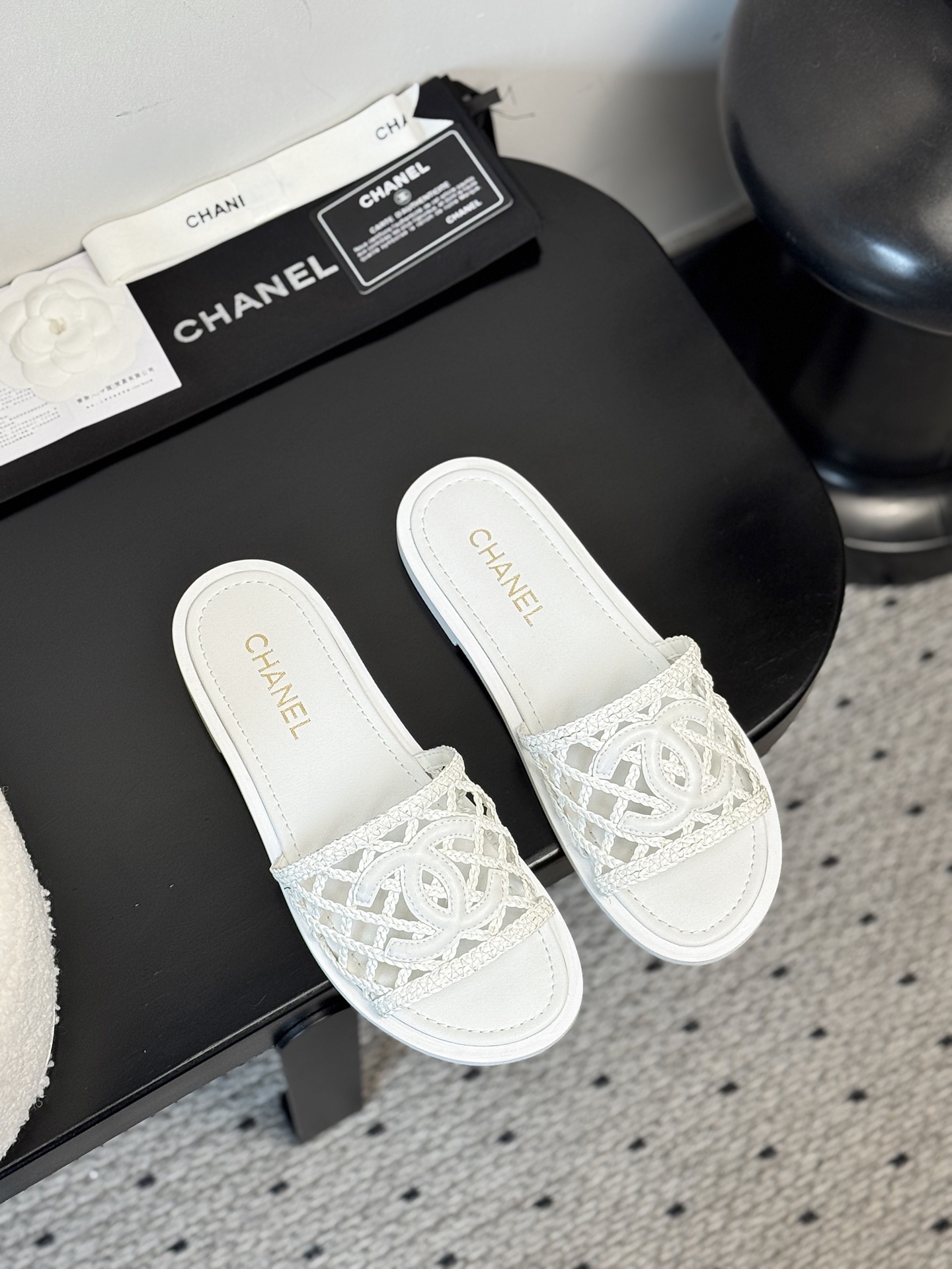 NO:383567,[Chanel 25K weaving poetics | Luxury genetic recombination between warp and latitude] Workshop code deciphering | Replicating the undisclosed tweed tweed archives in 1998 French workshop tweed × Alpine sheepskin inner cabin | 12 needles per inch Fluid leather outsole | Built-in arch micro dome New French lifestyle program Paired with linen three-piece set = Provence lavender field sketching morning party with silk halter skirt = Private dinner at Picasso Museum in Paris Three seconds to switch pastoral and haute couture player mode 35-39 spot | 40-code private workshop, slippers, chanel, slippers, skirts, sheepskin, real silk, Leather soles19860909【Chanel 25K编织诗学｜经纬间的奢侈基因重组】  工坊密码破译｜复刻1998年未公开斜纹软呢编织档案  法国工坊粗花呢×阿尔卑斯羊皮内舱｜每英寸12针经纬 流体真皮大底｜内置足弓微穹 新法式生活程式  搭亚麻三件套=普罗旺斯薰衣草田写生晨会  配真丝挂脖裙=巴黎毕加索博物馆私享晚宴  三秒切换田园牧歌与高定玩家模式  35-39现货｜40码私定工坊,拖鞋,chanel,slippers,skirts,sheepskin,real silk,Leather soles,Women's Shoes