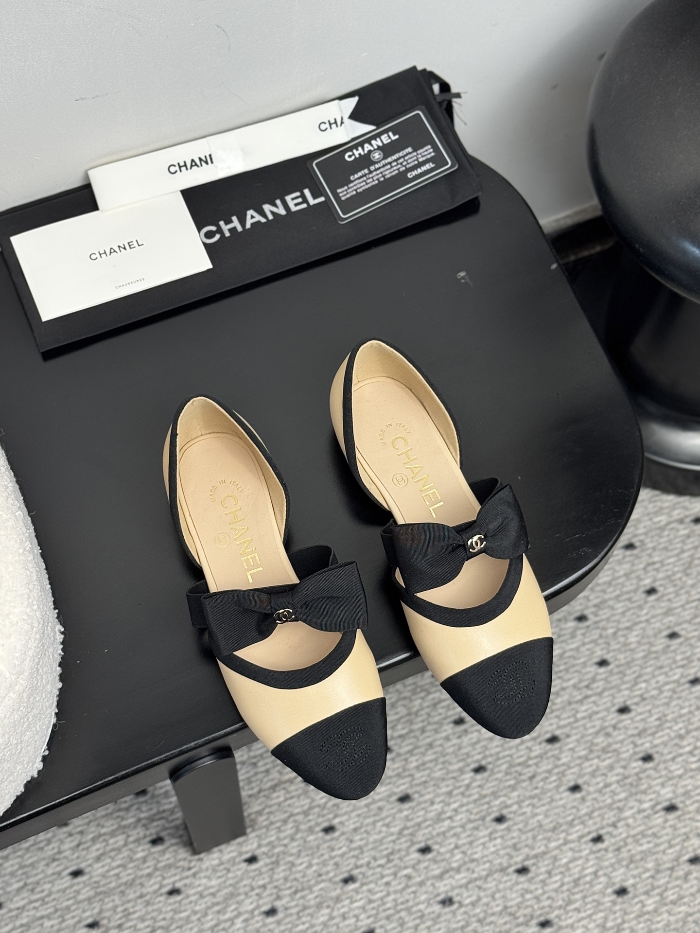 NO:383628,【CHANEL 25K Mary Jade Shoes｜New Retro Aesthetic Awakening】Collection Workshop Key Unsealed | Restart the 19th Generation Undisclosed Manuscript Prototype Palace-level Sheepskin × Sheepskin Cloud Floss Lining｜Ancient Vegetable Tanning Process Tempered the bare foot-level flexible touch Leather Outsole｜Hidden arch micro-dome mechanics system, fast steps like the wind and still like clouds Suit fission Wearing a waist-lifting suit skirt = Balegoo of the Montaigne Paris High-Class Salon with pleated satin skirt = Nice Costa Azure Art Exhibition Muse The upper is intertwined diamond-shaped dark patterns｜Watch awakening the genes of the Centennial Handicraftshop of Kangpeng Street 35-39 sizes mm-level foot calibration｜Special size exclusive workshop high-end channel, Mary Jane, Chanel, Mary jane, skirts, business suit, sheepskin, Leather soles19860909【CHANEL 25K玛丽珍鞋｜新复古主义美学觉醒】  典藏工坊密钥解封｜重启19代未公开手稿原型 殿堂级羊皮×羊皮云絮内衬｜古法植鞣工艺淬炼裸足级柔韧触感  真皮大底｜暗藏足弓微穹顶力学系统,疾步如风仍似云端悬浮  穿搭次元裂变 搭收腰西装裙=巴黎蒙田大道高定沙龙女爵  配褶皱缎面裙=尼斯蔚蓝海岸艺术展缪斯  鞋面交织菱格暗纹｜步履间唤醒康朋街百年手工坊基因  35-39码毫米级足态校准｜特殊尺码专属工坊高定通道,玛丽珍,chanel,mary jane,skirts,business suit,sheepskin,Leather soles,Women's Shoes