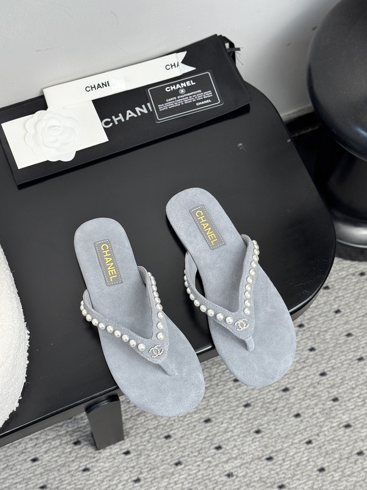 NO:383617,[Chanel 25P foot flip flops | Summer declaration of French lazy aesthetics] Kangpeng Street Workshop Key | Replica of the undisclosed vacation manuscript of early spring show Imported nycloth × lambskin cloud lining | genuine leather outsole is as flexible as ballet shoes Daily average walking is still as luxurious and comfortable as morning dew Full scene dressing formula Wear jeans hot pants = Free soul of Cannes coastline with linen long skirt = Saint Tropez Manor Lunch Elegant weapon for one-click switching of day and night mode Exclusive service system for women 35-39 mm customization | 40/41 size high-end shoes, chanel, skirts, sheepskin, Leather soles19860909【Chanel 25P夹脚人字拖｜法式慵懒美学的夏日宣言】 康朋街工坊密钥｜复刻早春秀场未公开度假手稿  进口尼布×小羊皮云絮内衬｜真皮大底柔韧如芭蕾舞鞋  日均暴走仍如踩晨露的奢侈级舒适  全场景穿搭公式  搭牛仔热裤=戛纳海岸线自由灵魂 配亚麻长裙=圣特罗佩庄园午宴  昼夜模式一键切换的优雅武器  女性专属服务体系  35-39码毫米级定制｜40/41码高定,分趾鞋,chanel,skirts,sheepskin,Leather soles,Women's Shoes